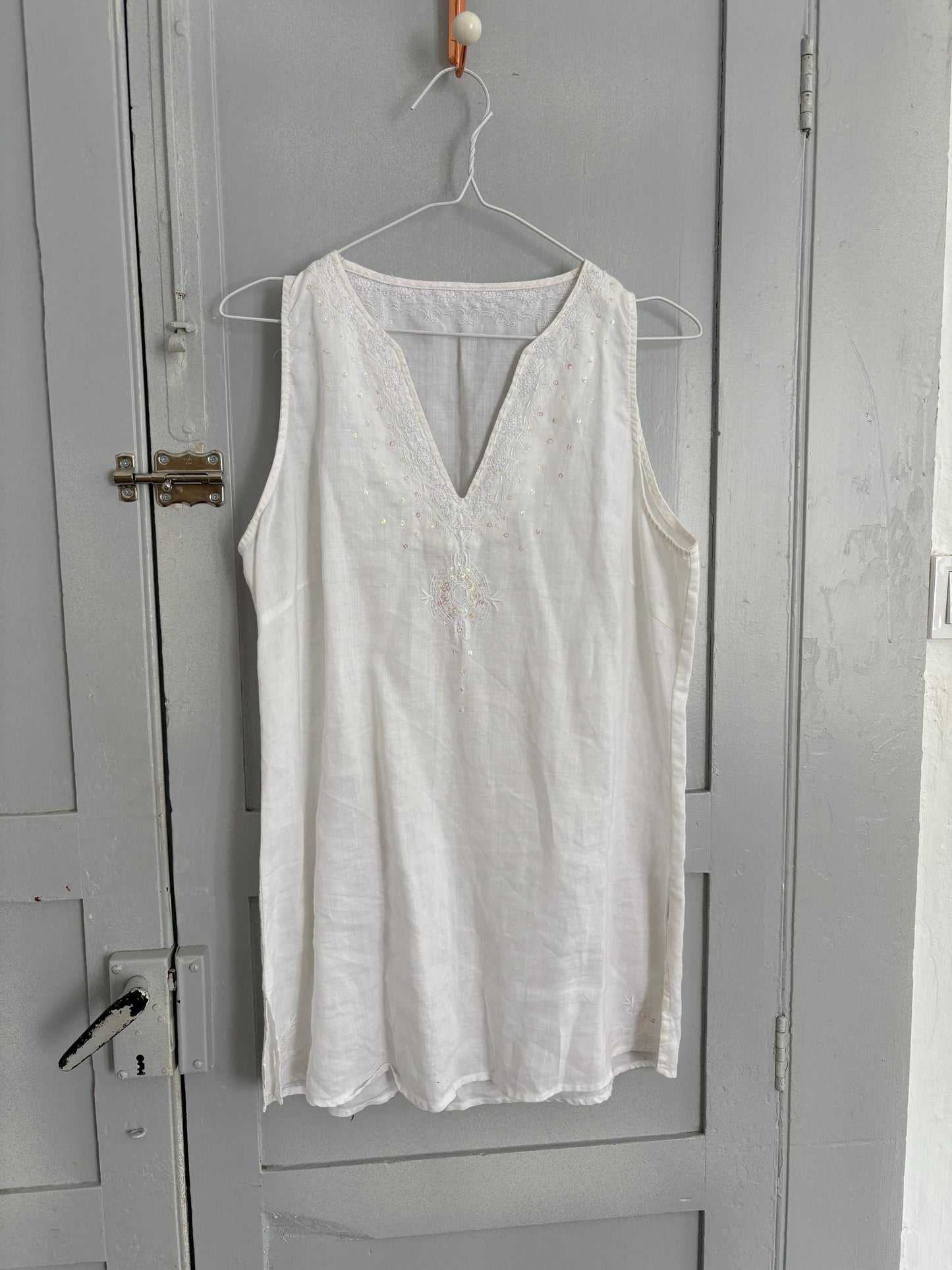 Vintage White Ramie Tunic Top – Sleeveless Embroidered Summer Blouse with Sequin Detail, Women’s Size L to XL