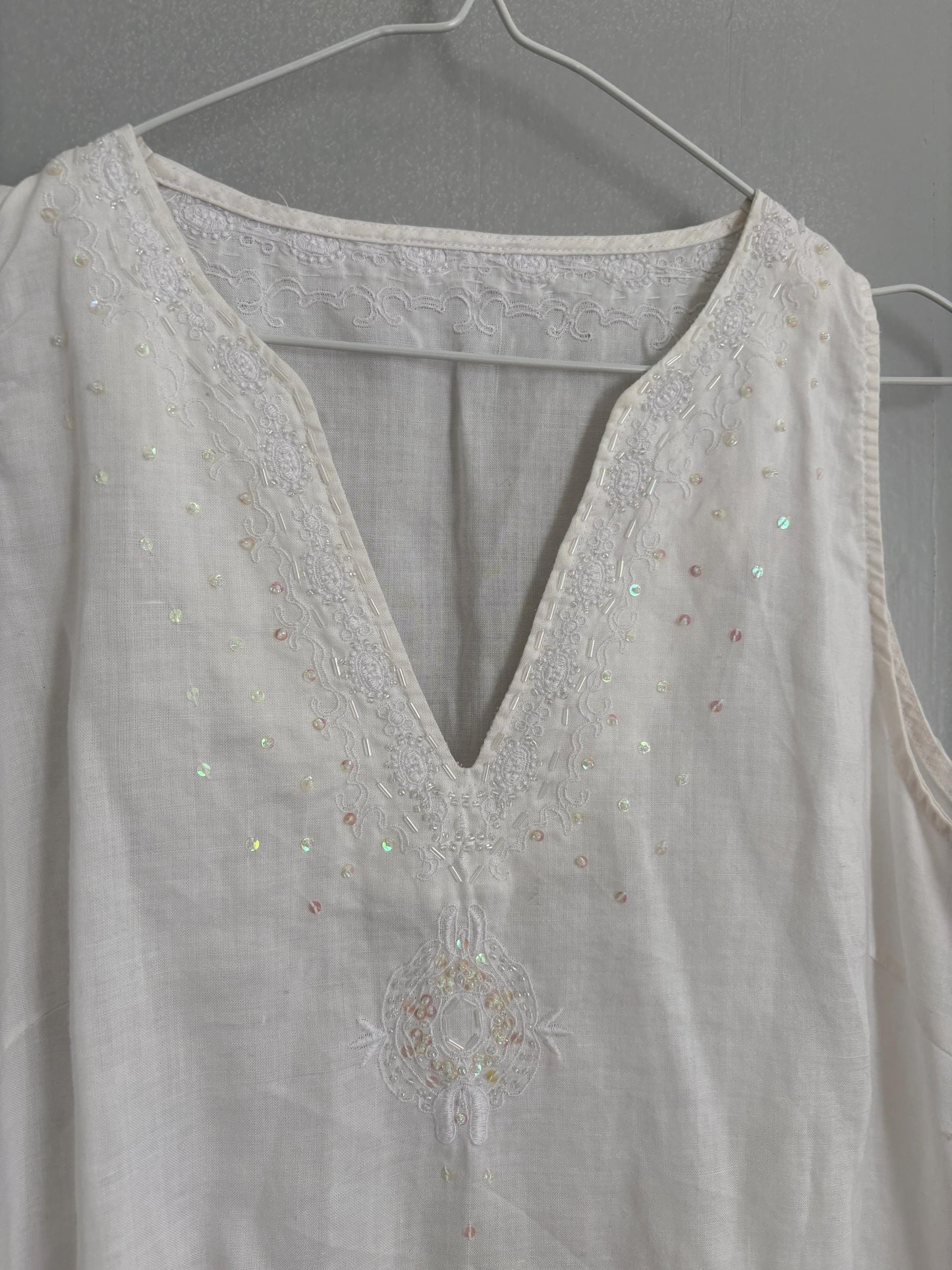 Vintage White Ramie Tunic Top – Sleeveless Embroidered Summer Blouse with Sequin Detail, Women’s Size L to XL