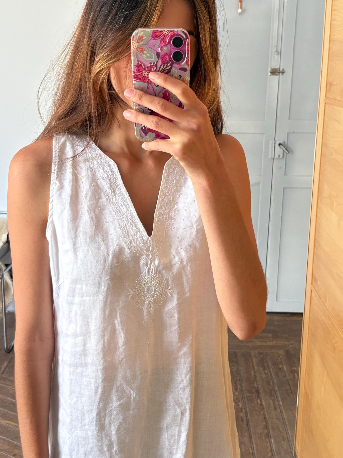 Vintage White Ramie Tunic Top – Sleeveless Embroidered Summer Blouse with Sequin Detail, Women’s Size L to XL