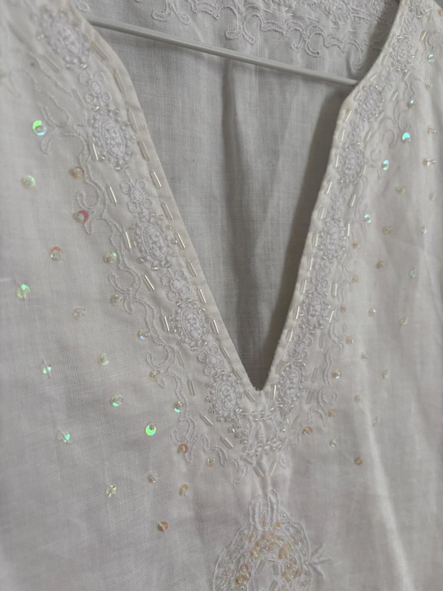 Vintage White Ramie Tunic Top – Sleeveless Embroidered Summer Blouse with Sequin Detail, Women’s Size L to XL