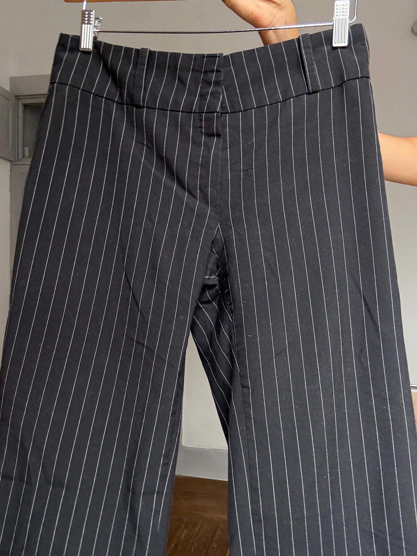Vintage Y2K black pinstripe low-waist trousers – 90s retro style, flattering fit, size M-L, no tags, perfect paired with kitten heels