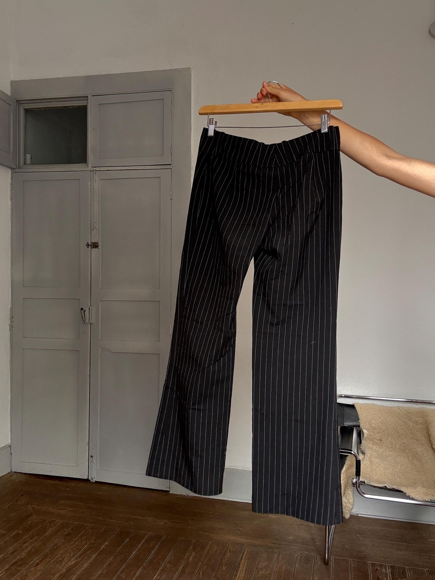 Vintage Y2K black pinstripe low-waist trousers – 90s retro style, flattering fit, size M-L, no tags, perfect paired with kitten heels