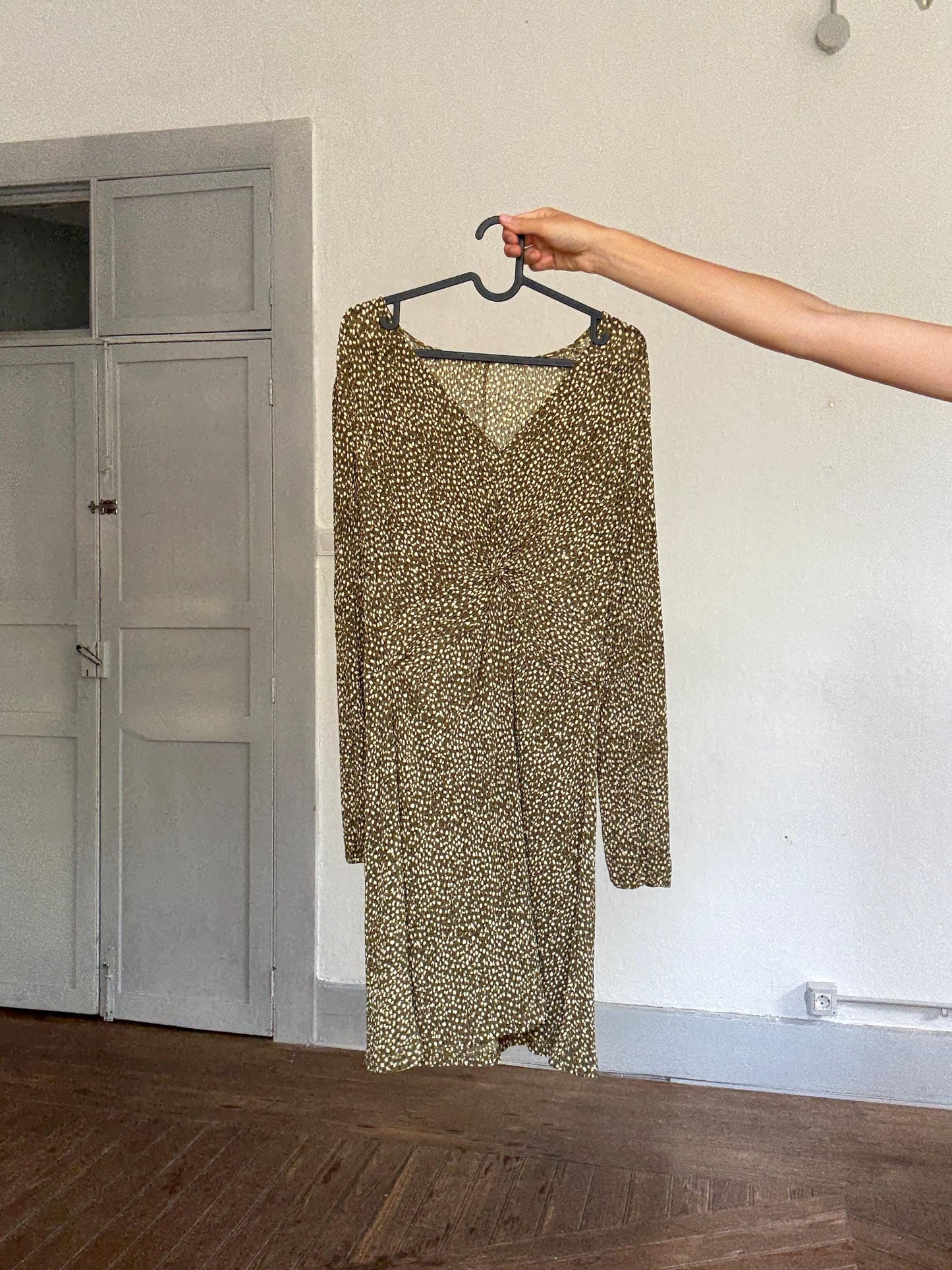 Vintage-inspired olive floral mini dress – flattering V-neck, sheer sleeves & flowy fit, French girl summer style, size L tag