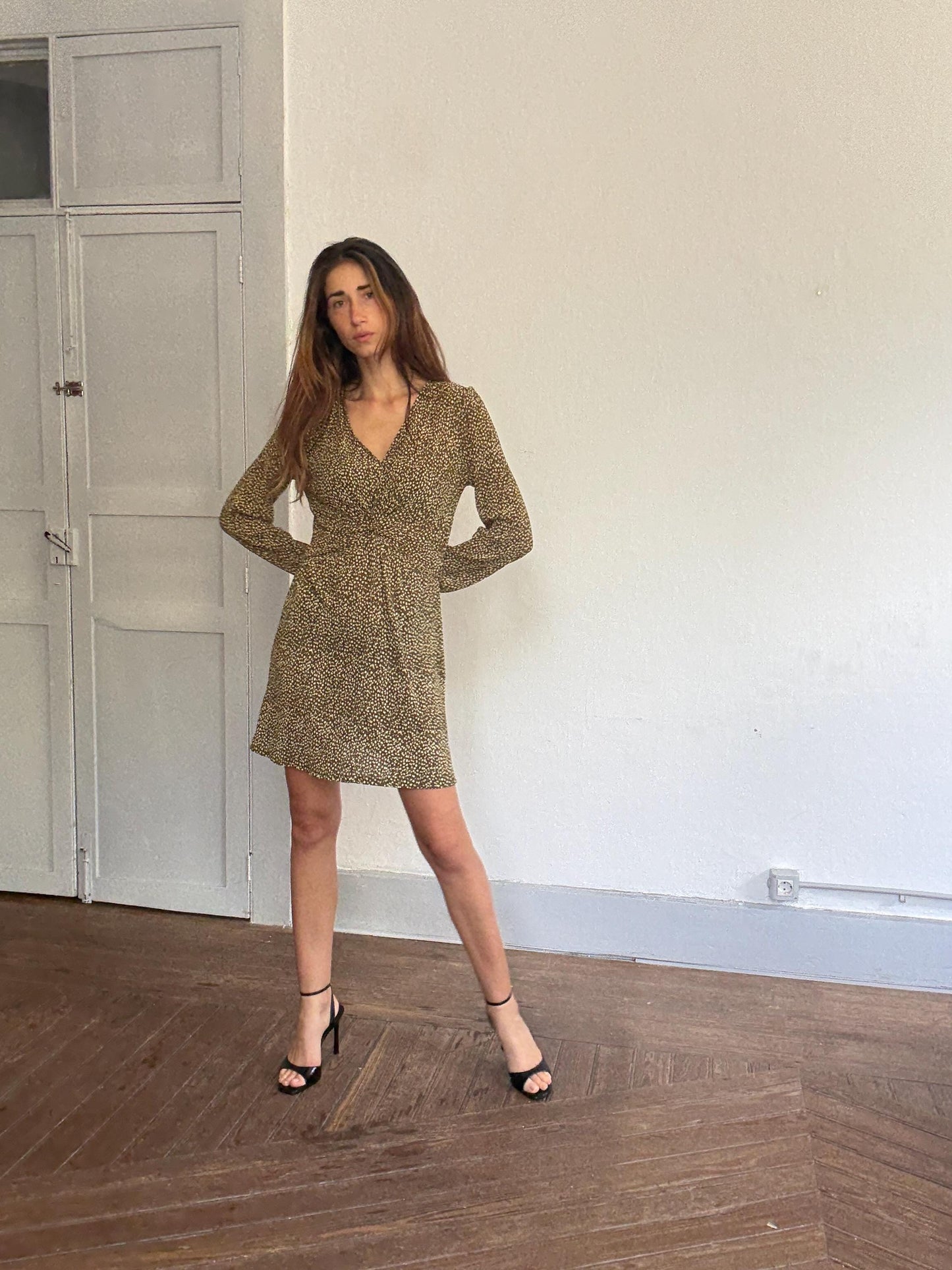 Vintage-inspired olive floral mini dress – flattering V-neck, sheer sleeves & flowy fit, French girl summer style, size L tag