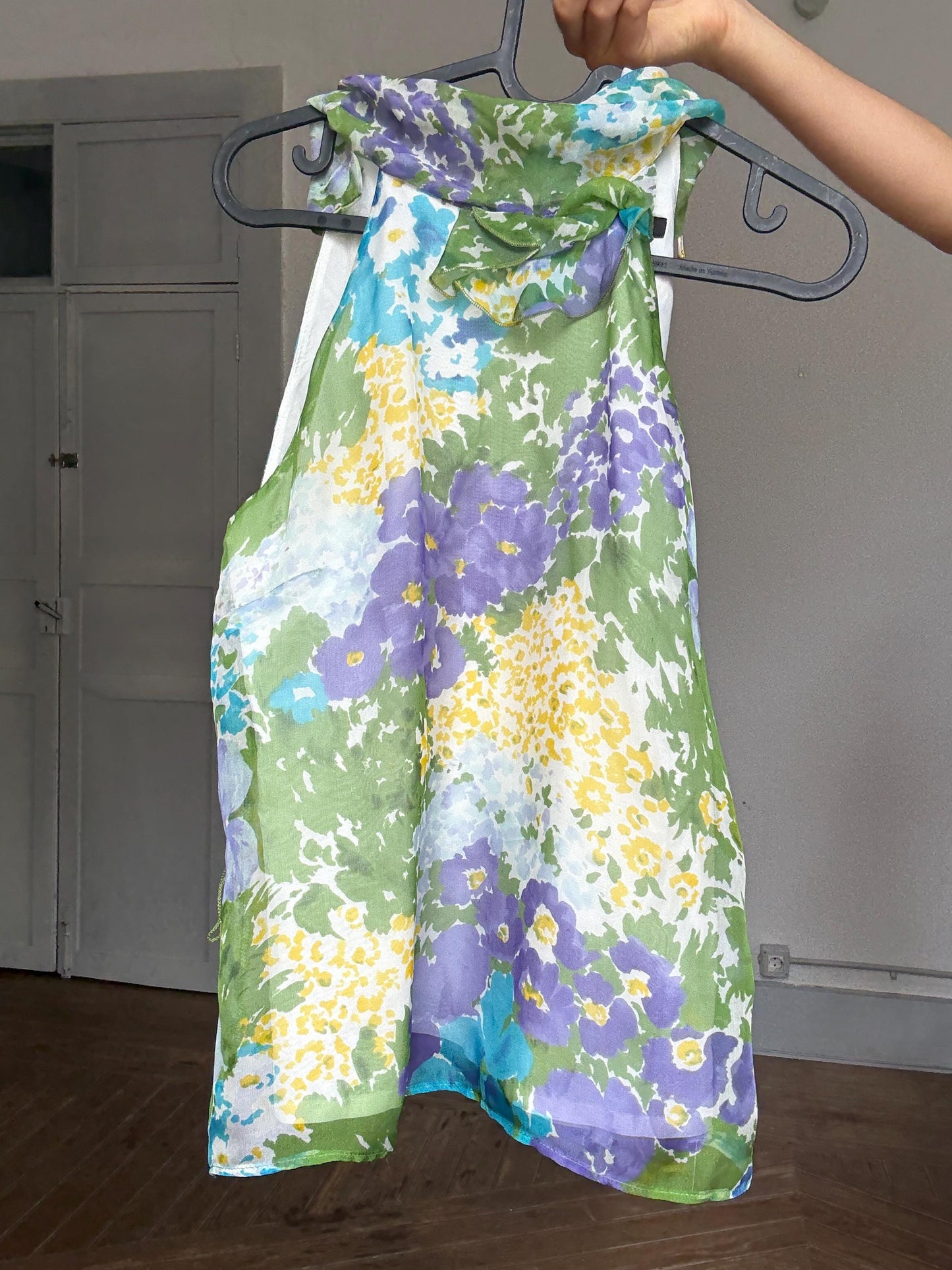 Tintoretto sleeveless floral halter blouse – soft sheer fabric, neck button closure, vibrant vintage summer vibes