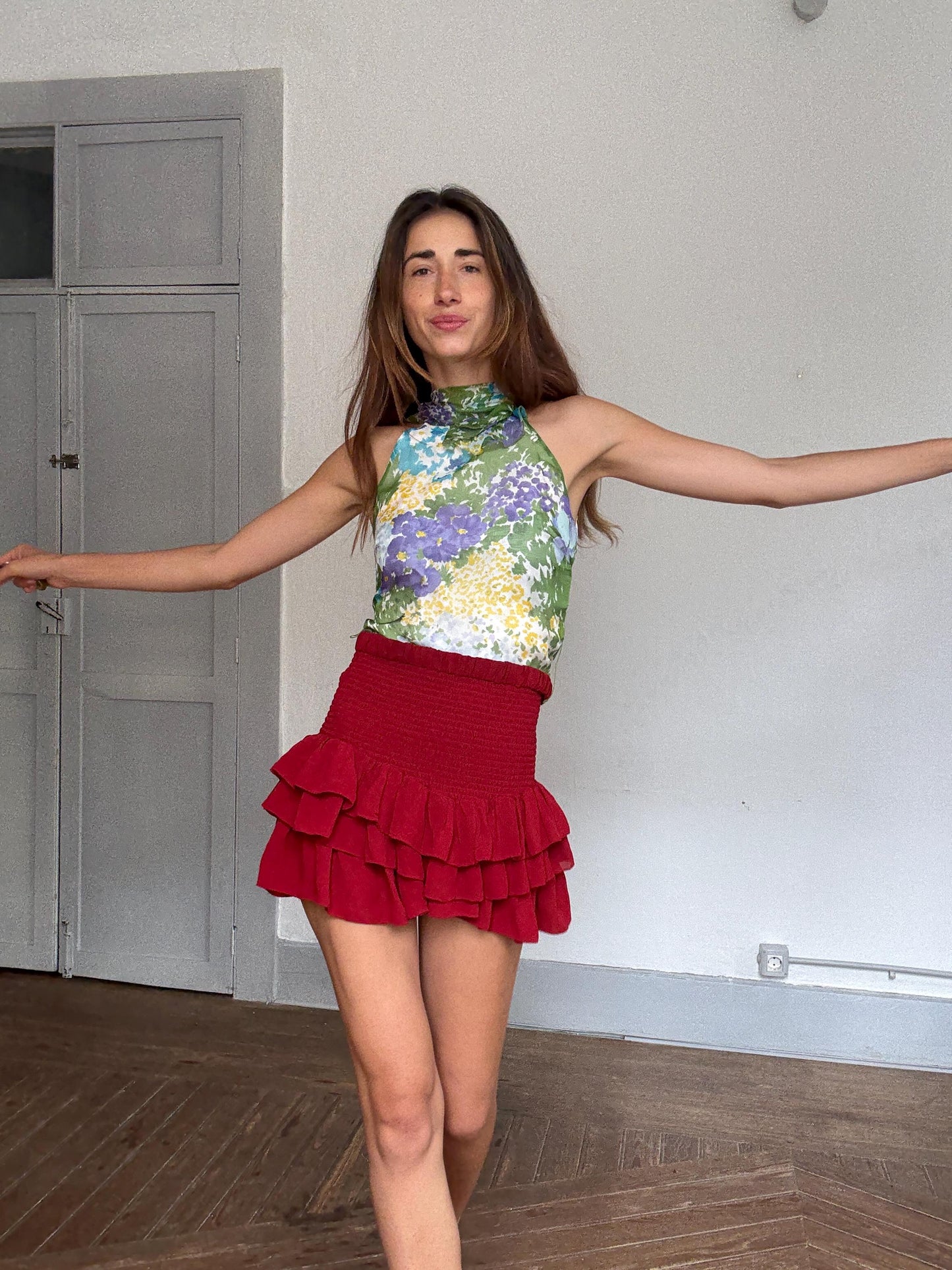 Tintoretto sleeveless floral halter blouse – soft sheer fabric, neck button closure, vibrant vintage summer vibes