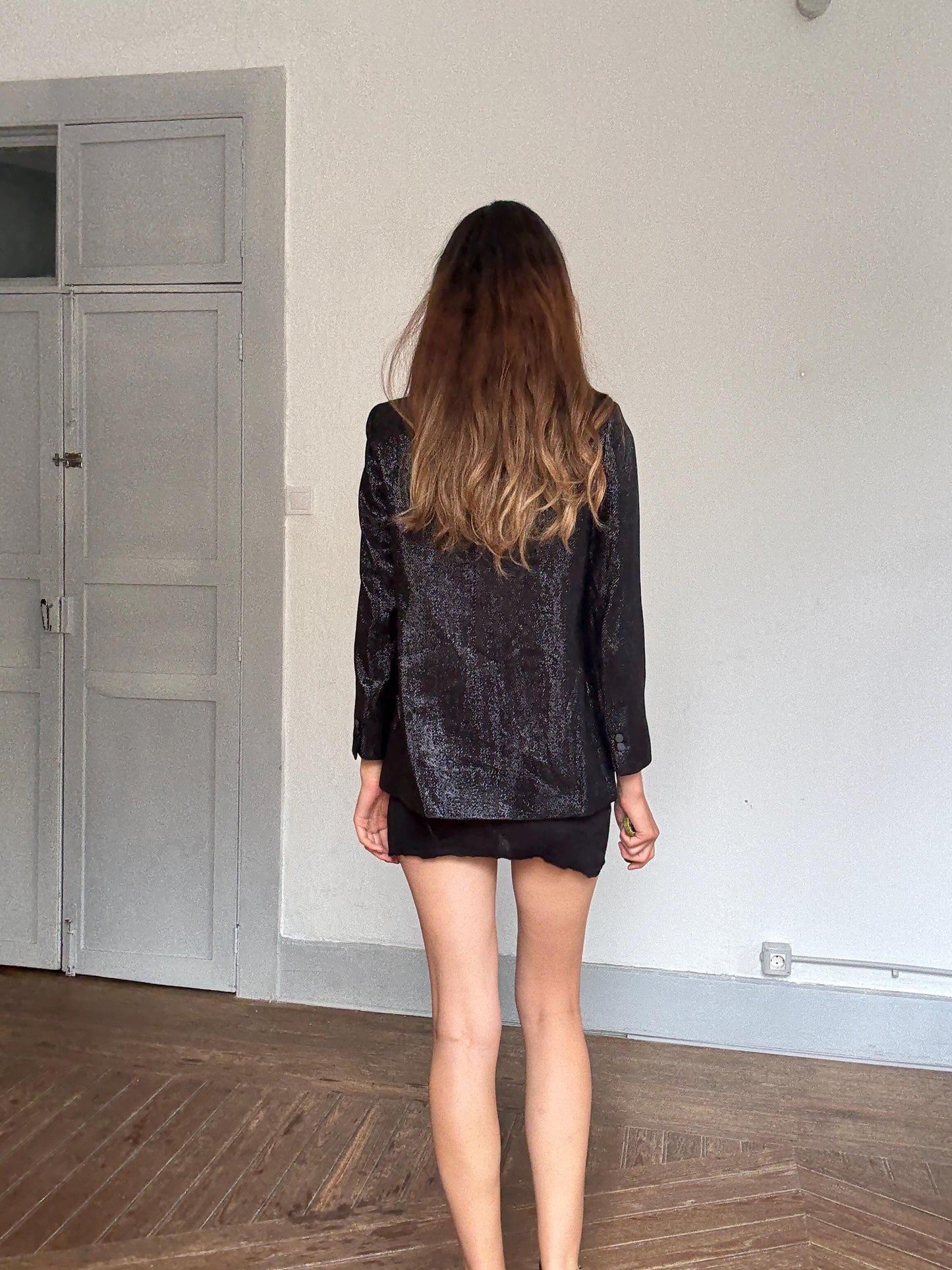 Black sparkly fitted blazer with satin lapels – glam tailored jacket with shoulder pads, party-ready shine, classic cut