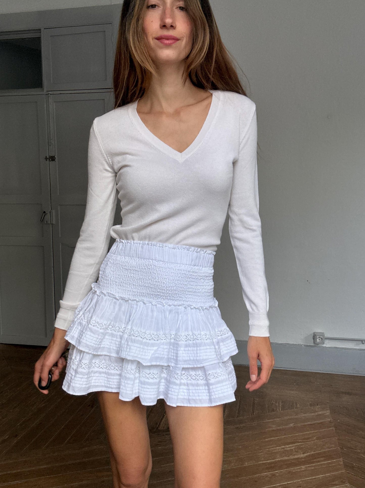 Sisley white fine cashmere blend V-neck sweater – size S, minimalist fit, soft luxe feel, timeless layering essential