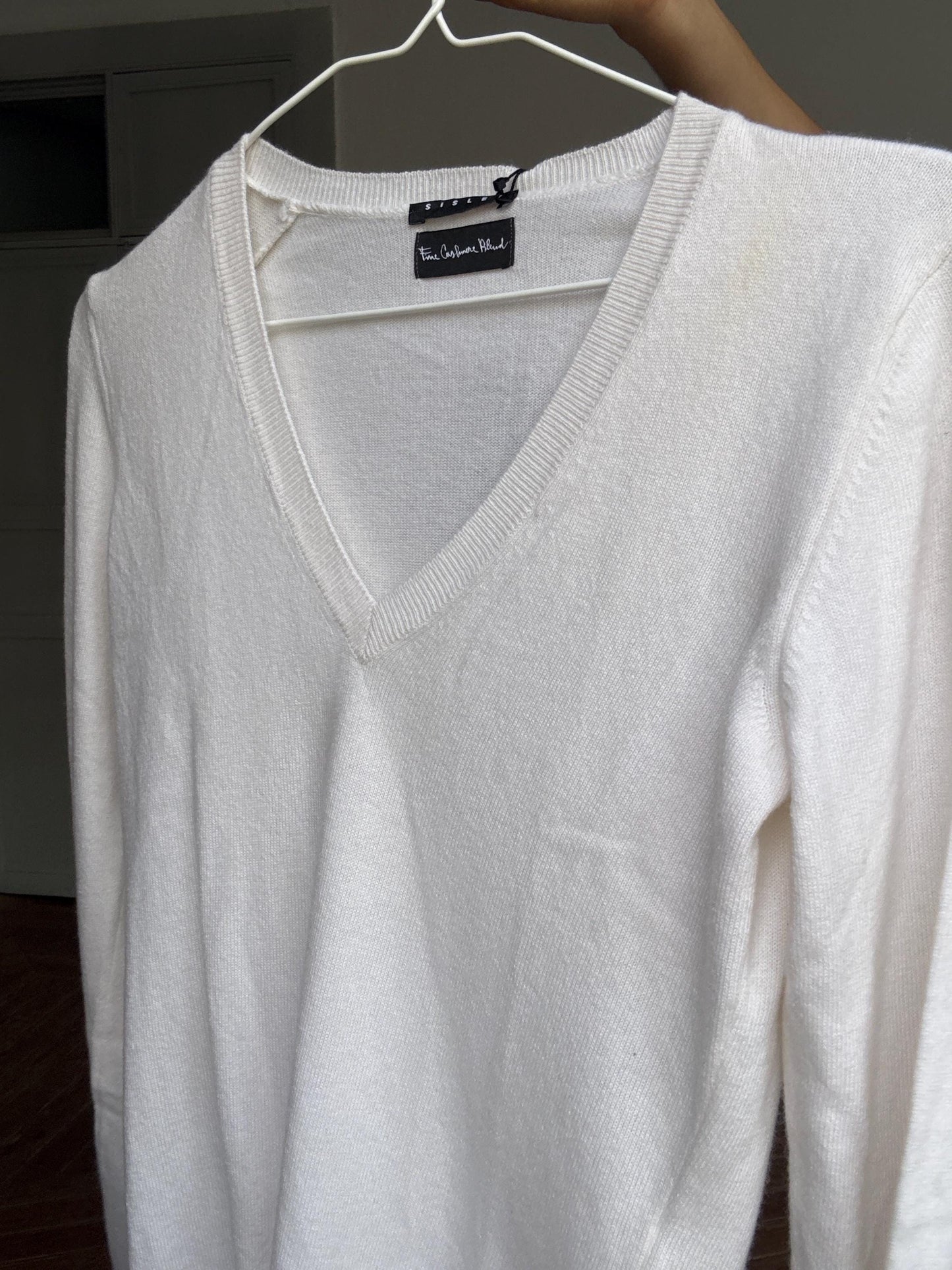 Sisley white fine cashmere blend V-neck sweater – size S, minimalist fit, soft luxe feel, timeless layering essential
