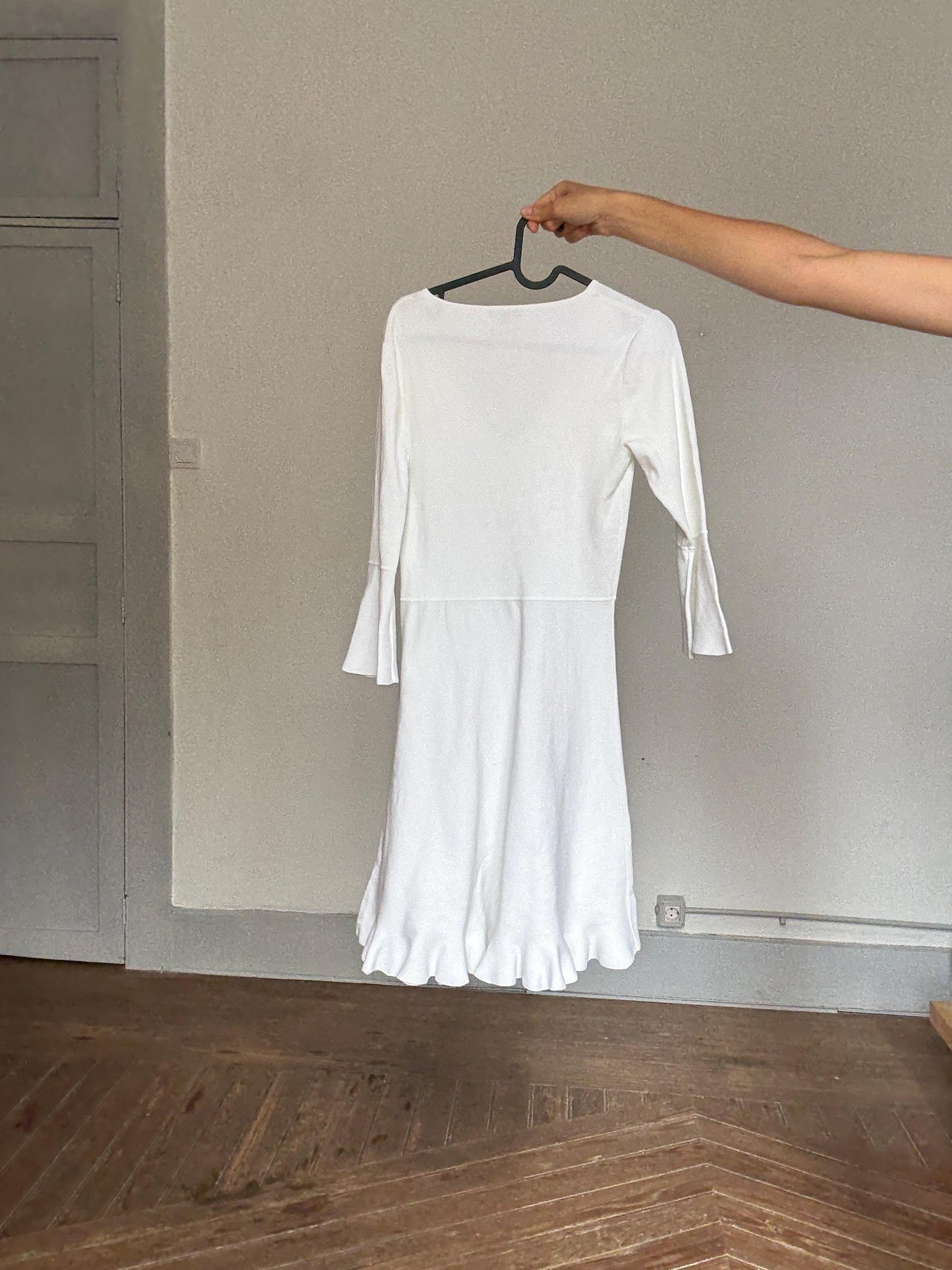 Massimo Dutti white knit flared mini dress M – soft & stretchy, V-neck, ruffle hem, elegant comfy fit, minimal summer outfit