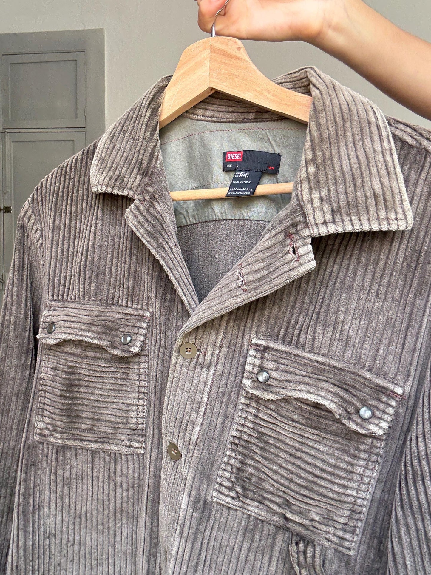 Vintage Diesel corduroy jacket in taupe brown – utility-style shirt jacket, Y2K moto vibes, 100% cotton, fits like relaxed M/L