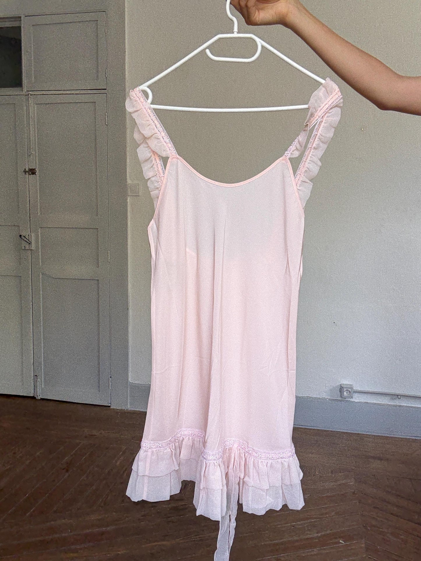 Vintage baby pink ruffle slip dress – romantic sheer lingerie look with bows & lace, cottagecore meets 90s Kate Moss aesthetic