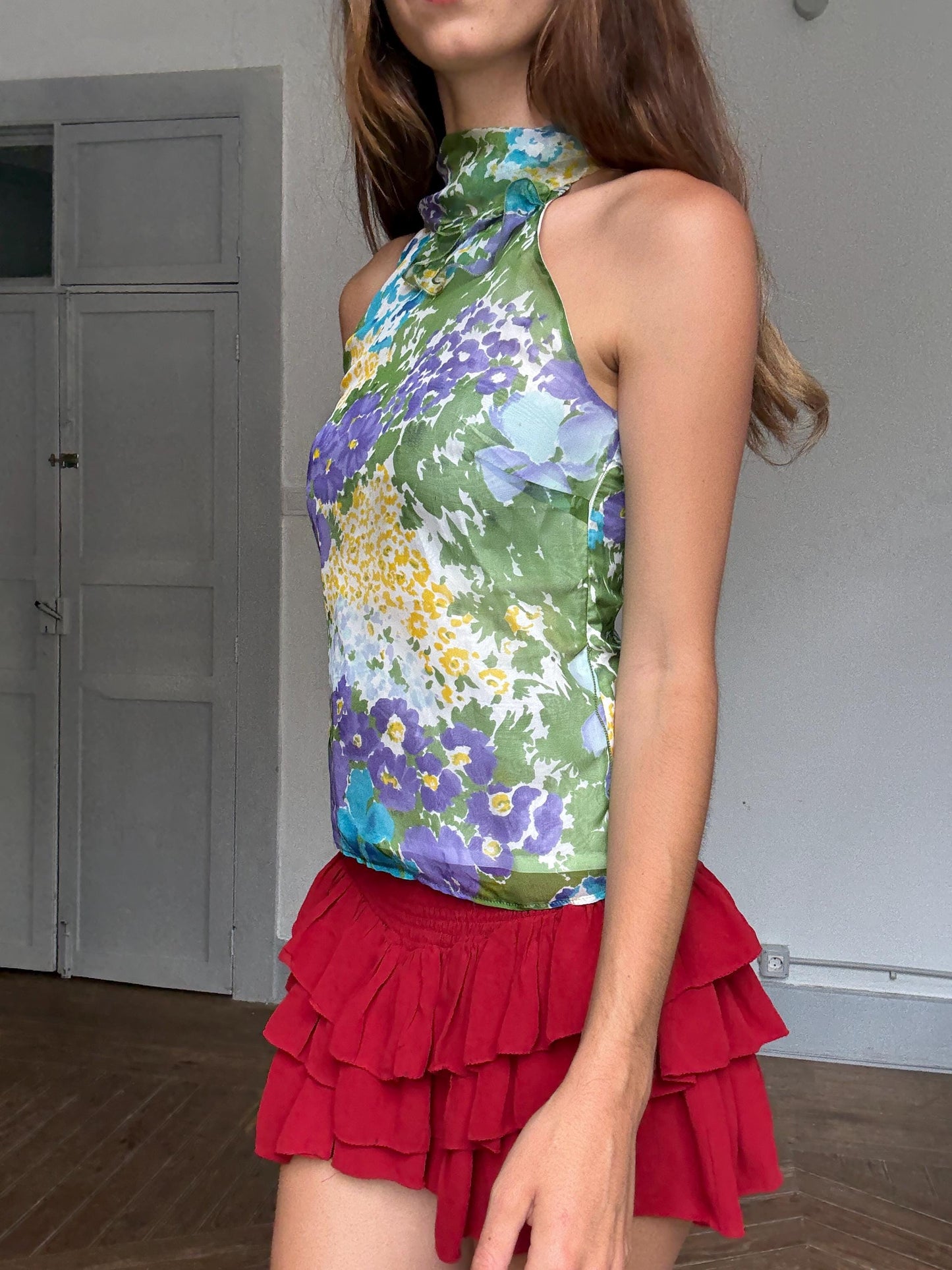 Tintoretto sleeveless floral halter blouse – soft sheer fabric, neck button closure, vibrant vintage summer vibes