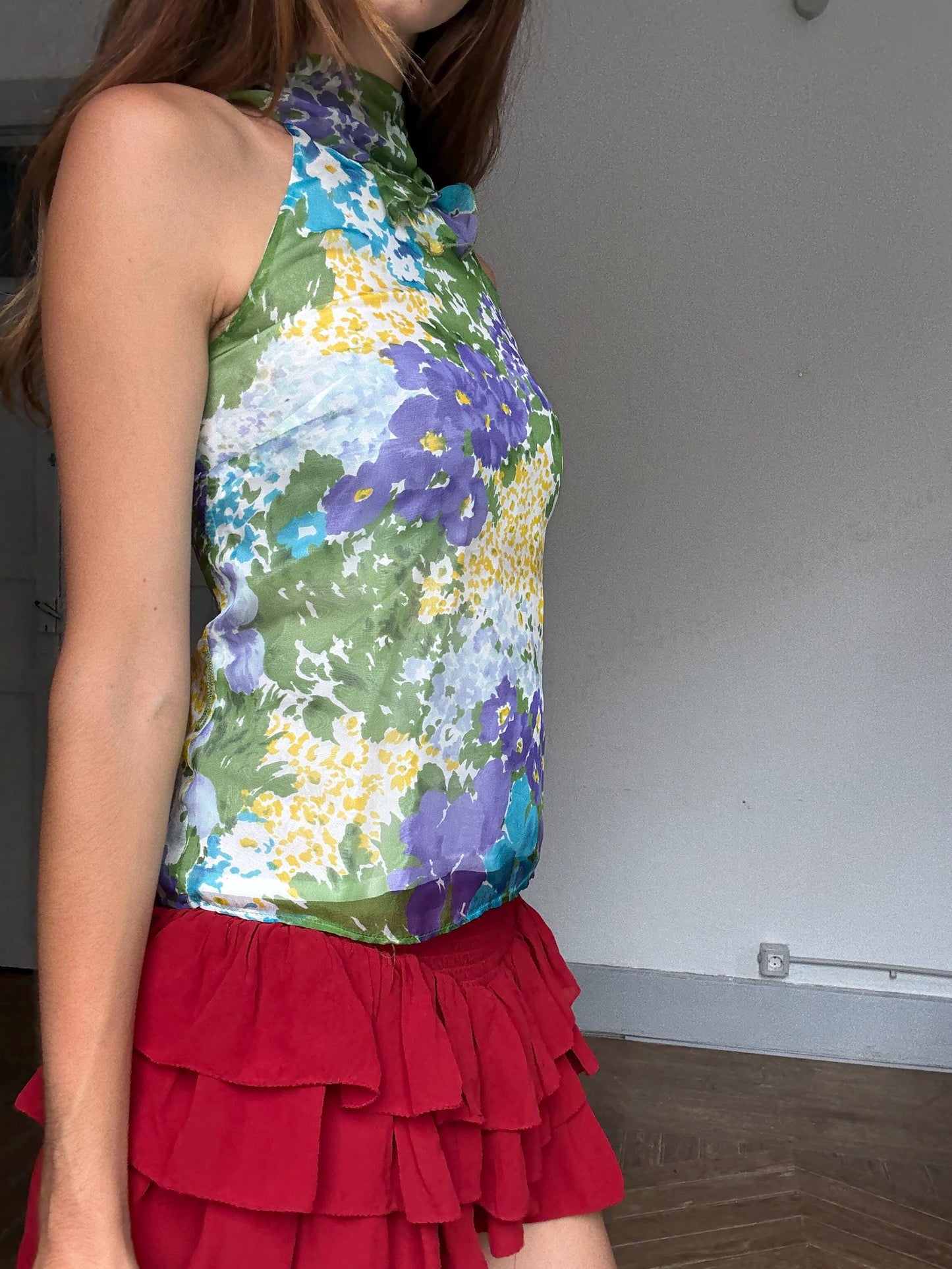 Tintoretto sleeveless floral halter blouse – soft sheer fabric, neck button closure, vibrant vintage summer vibes