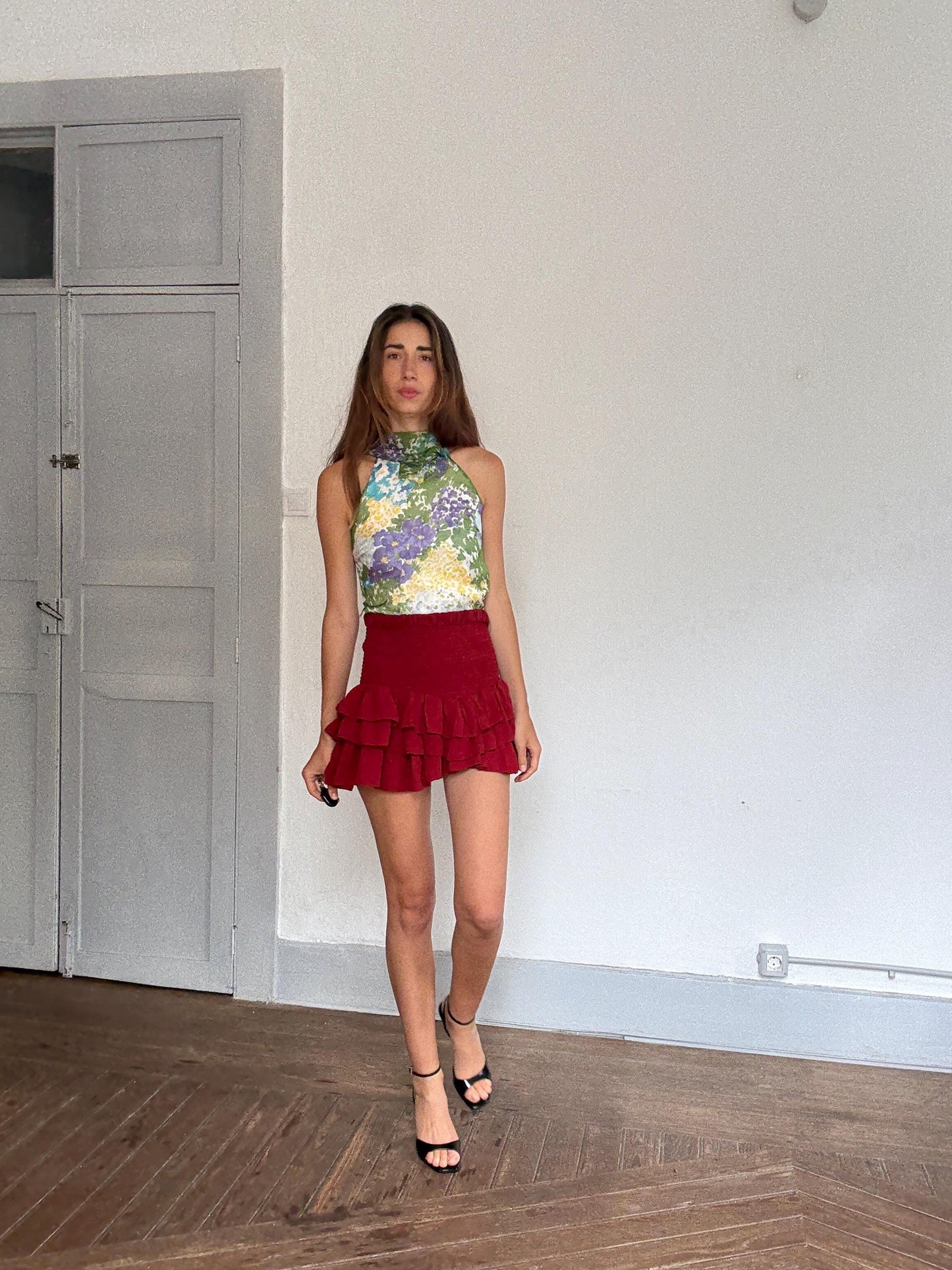Tintoretto sleeveless floral halter blouse – soft sheer fabric, neck button closure, vibrant vintage summer vibes