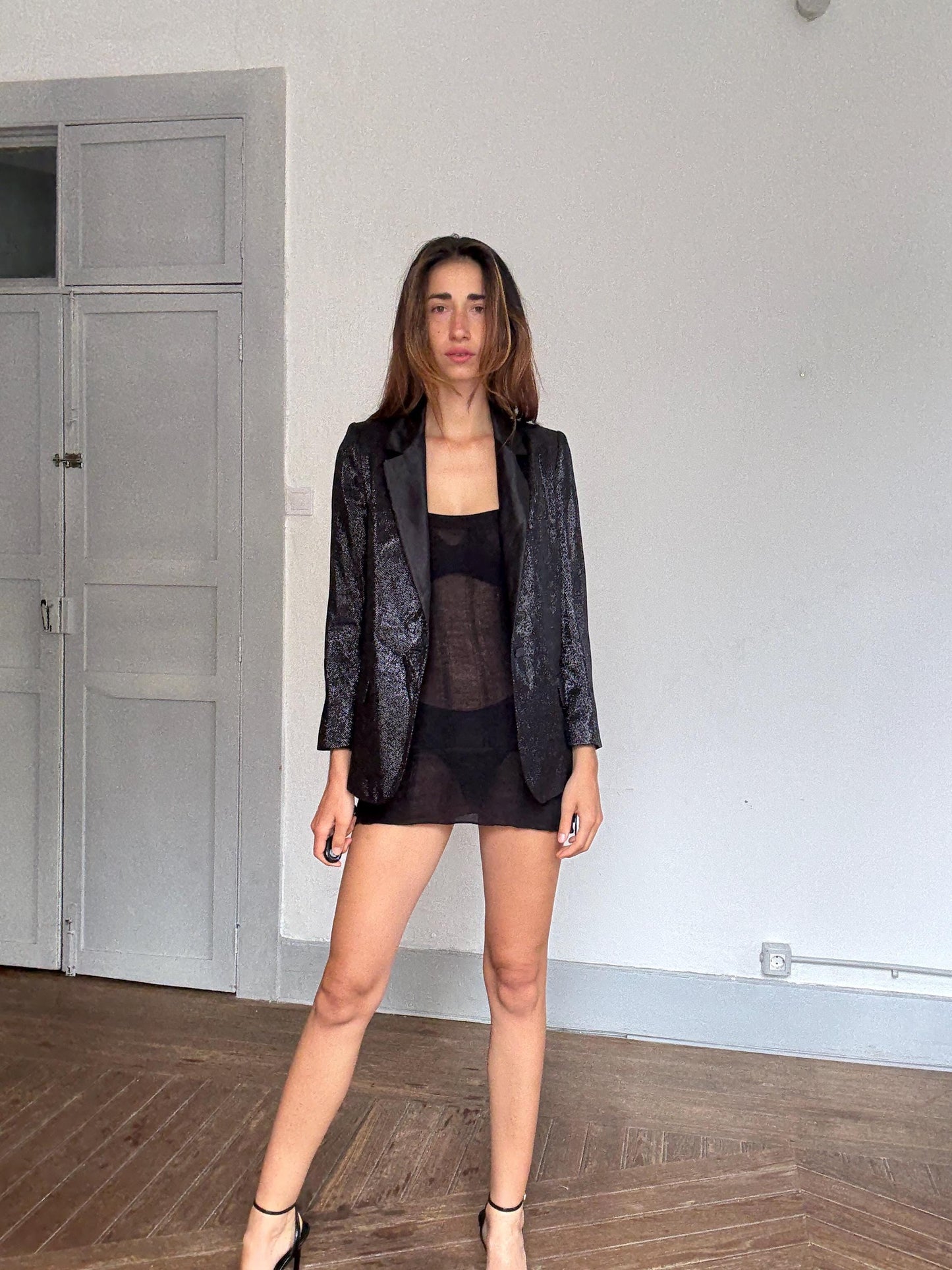 Black sparkly fitted blazer with satin lapels – glam tailored jacket with shoulder pads, party-ready shine, classic cut