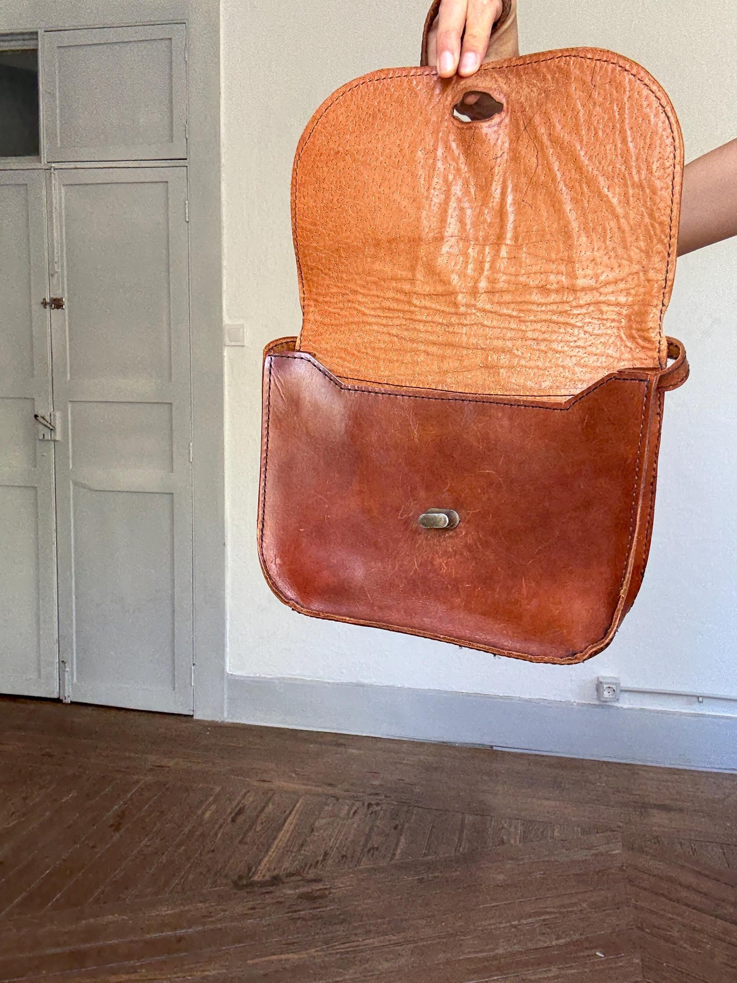 Vintage genuine leather shoulder bag – classic brown satchel style with restored twist-lock, timeless & practical