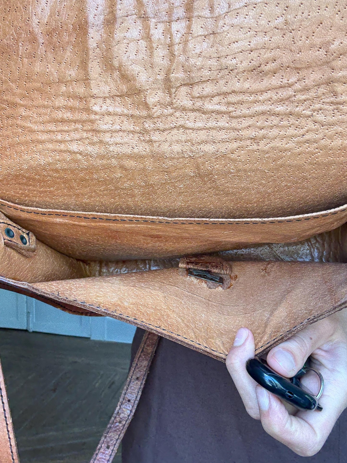 Vintage genuine leather shoulder bag – classic brown satchel style with restored twist-lock, timeless & practical