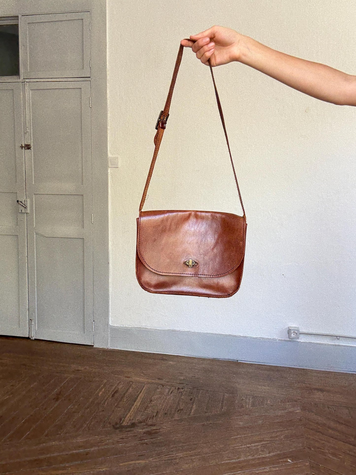 Vintage genuine leather shoulder bag – classic brown satchel style with restored twist-lock, timeless & practical