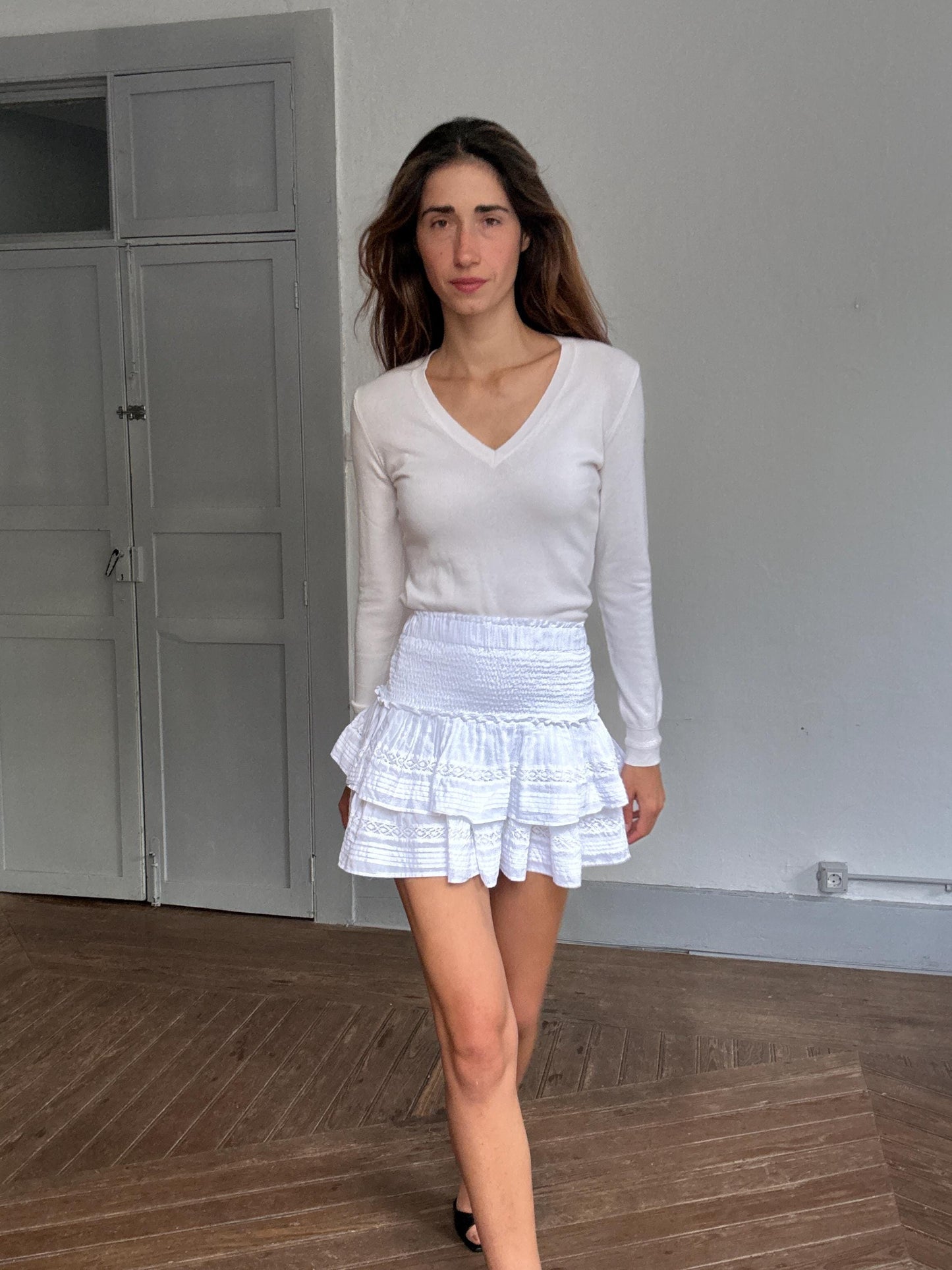 Sisley white fine cashmere blend V-neck sweater – size S, minimalist fit, soft luxe feel, timeless layering essential