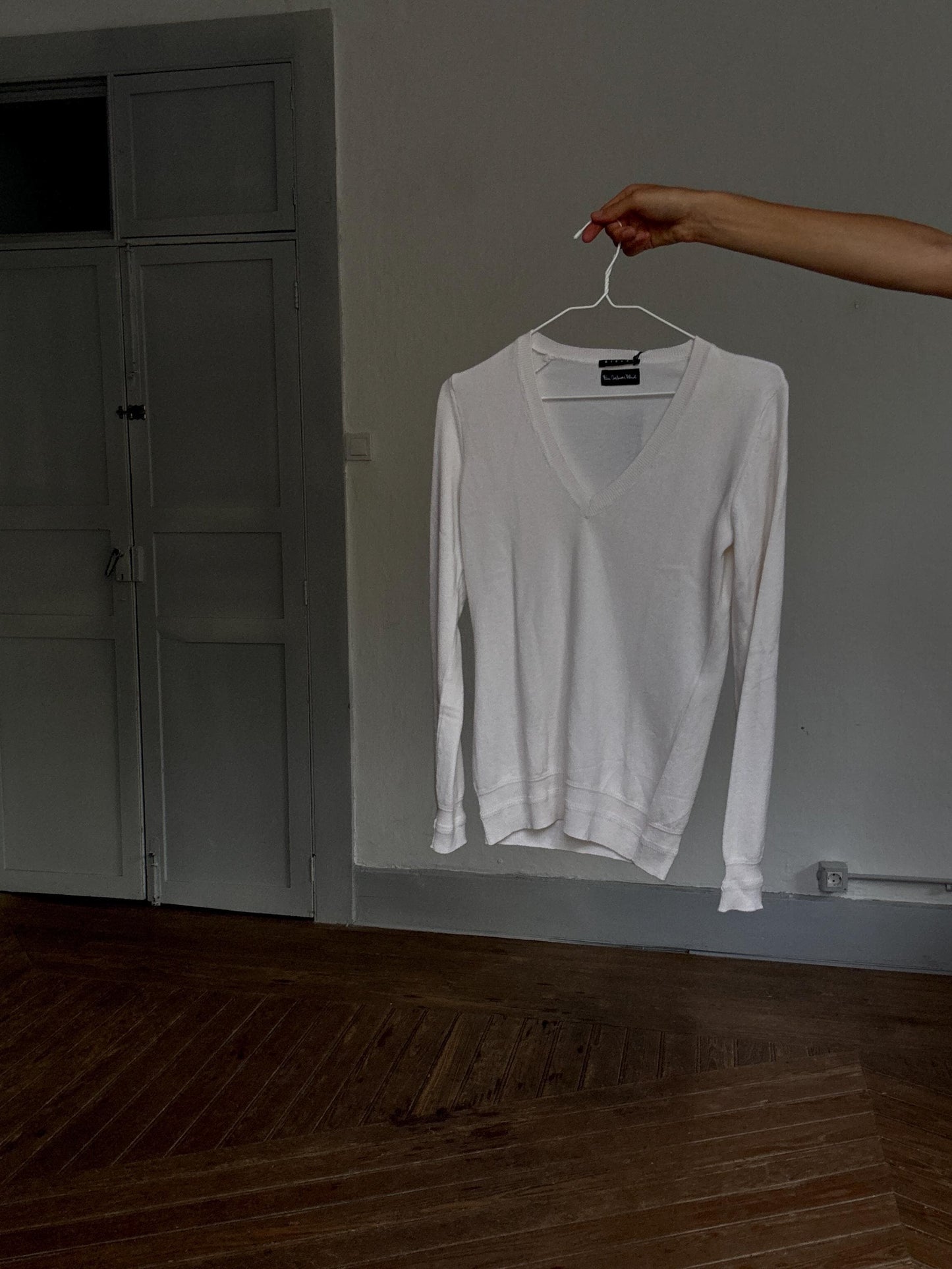 Sisley white fine cashmere blend V-neck sweater – size S, minimalist fit, soft luxe feel, timeless layering essential