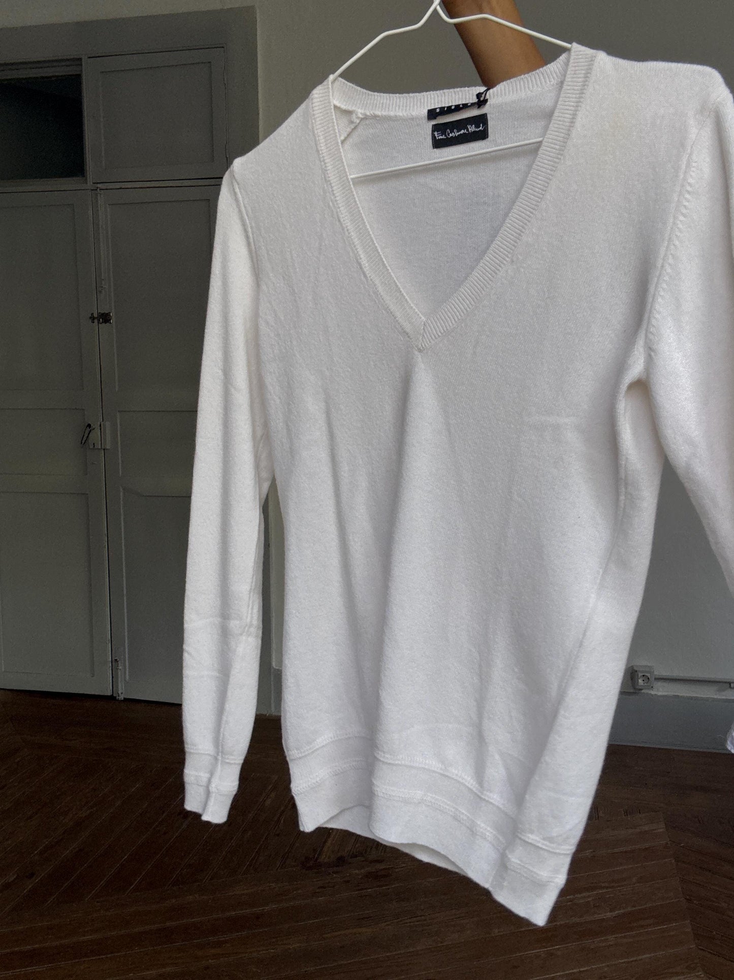 Sisley white fine cashmere blend V-neck sweater – size S, minimalist fit, soft luxe feel, timeless layering essential