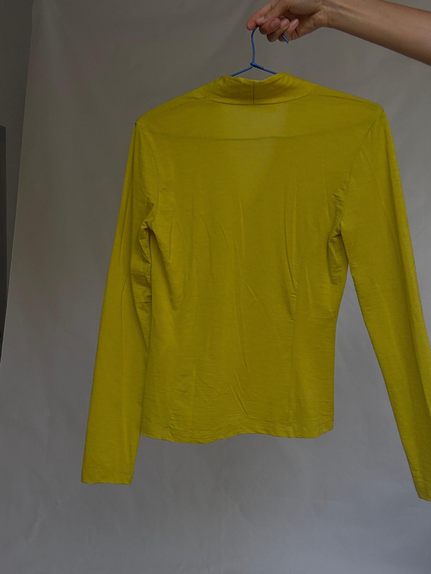 Angelo Marani top size 44 – stretch wool blend long sleeve V-neck fitted blouse in acid green minimalist Italian vintage style