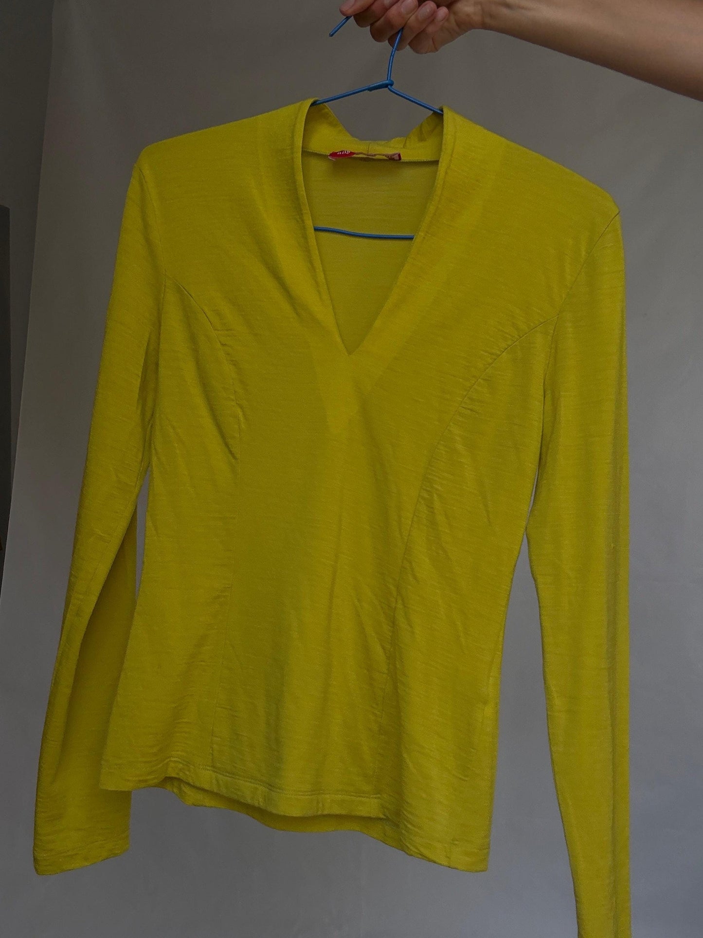 Angelo Marani top size 44 – stretch wool blend long sleeve V-neck fitted blouse in acid green minimalist Italian vintage style