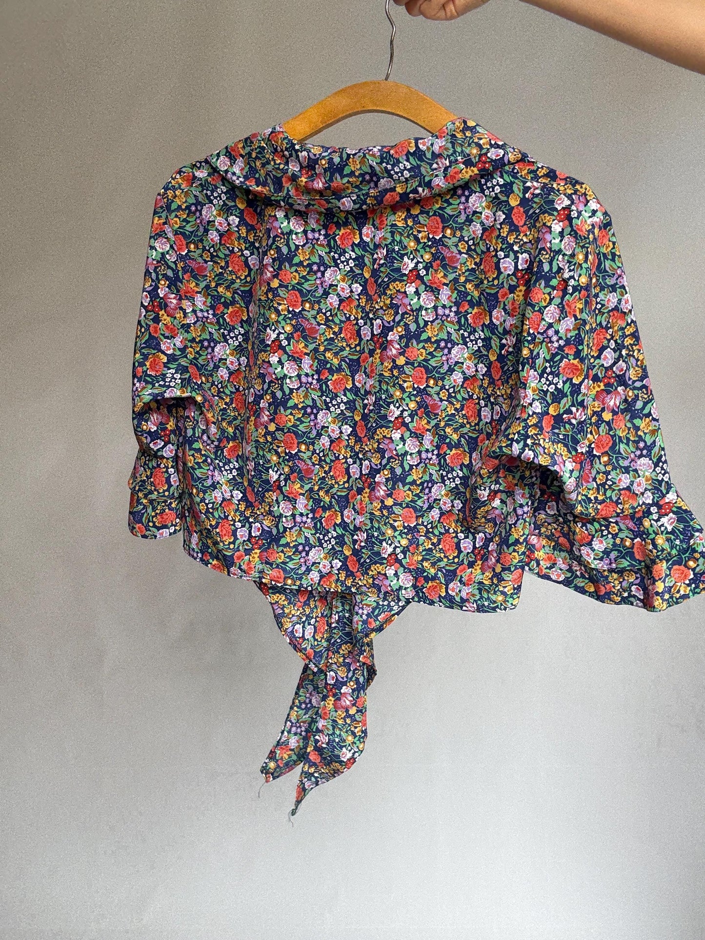 Vintage floral blouse in 100% viscose – cropped tie front top with flared sleeves – summer cottagecore style – vibrant multicolor print