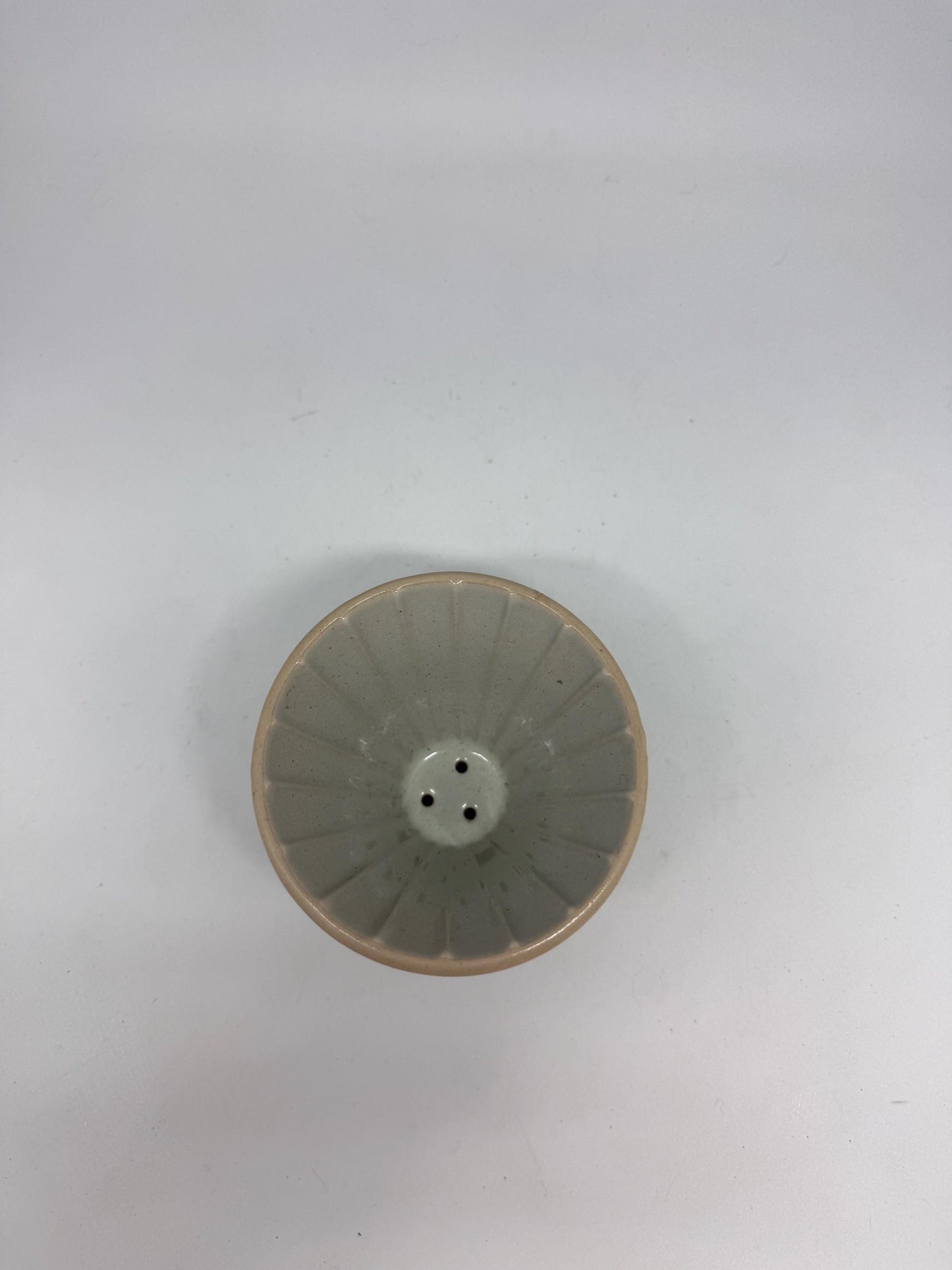 Ceramic pour-over coffee dripper – 250ml capacity – handmade look with ridged interior – beige stoneware – 10cm top – ZS stamped