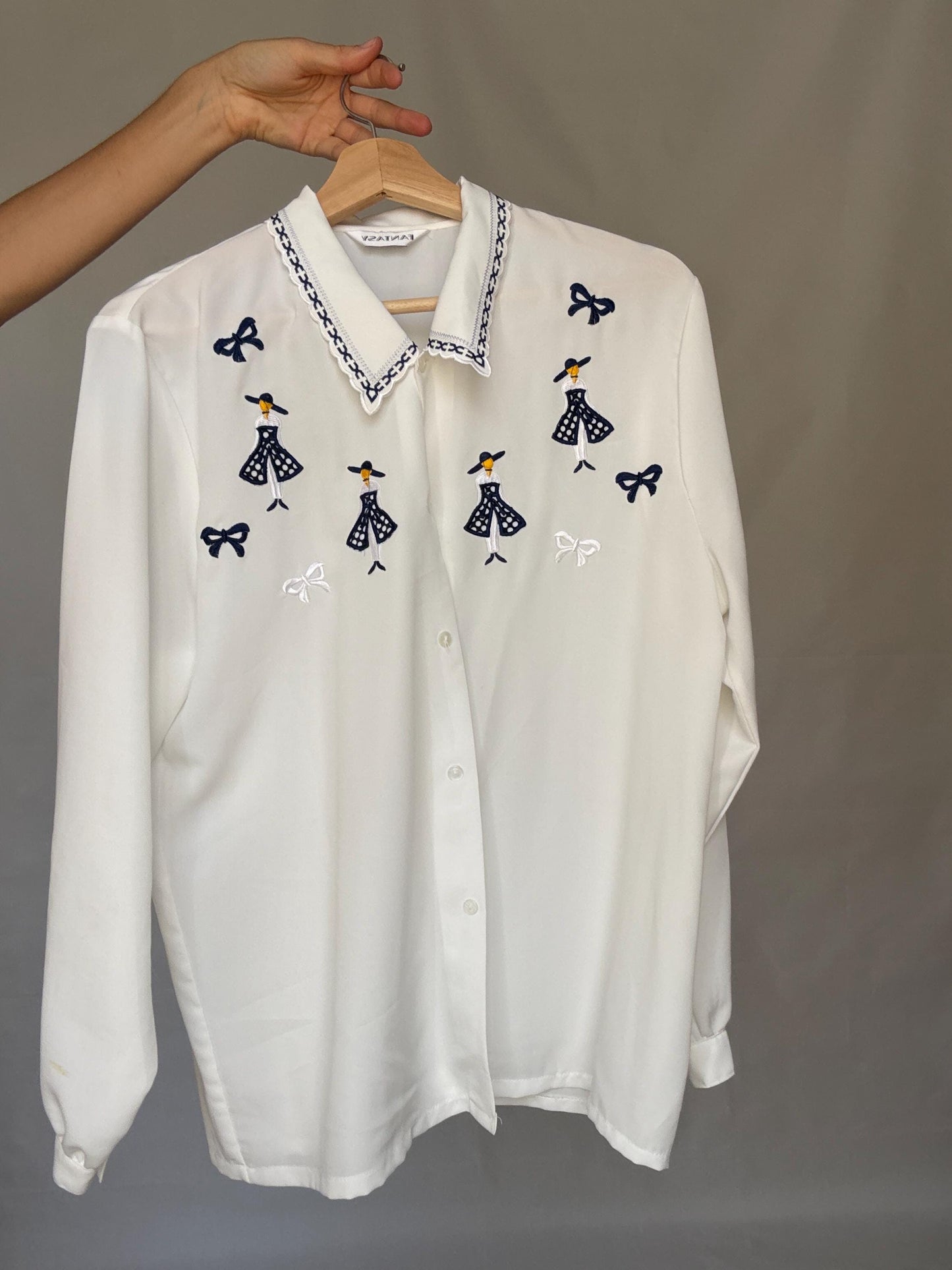 Vintage white embroidered blouse with navy bow and girl motif, shiny lightweight feel – schoolcore cottagecore US L