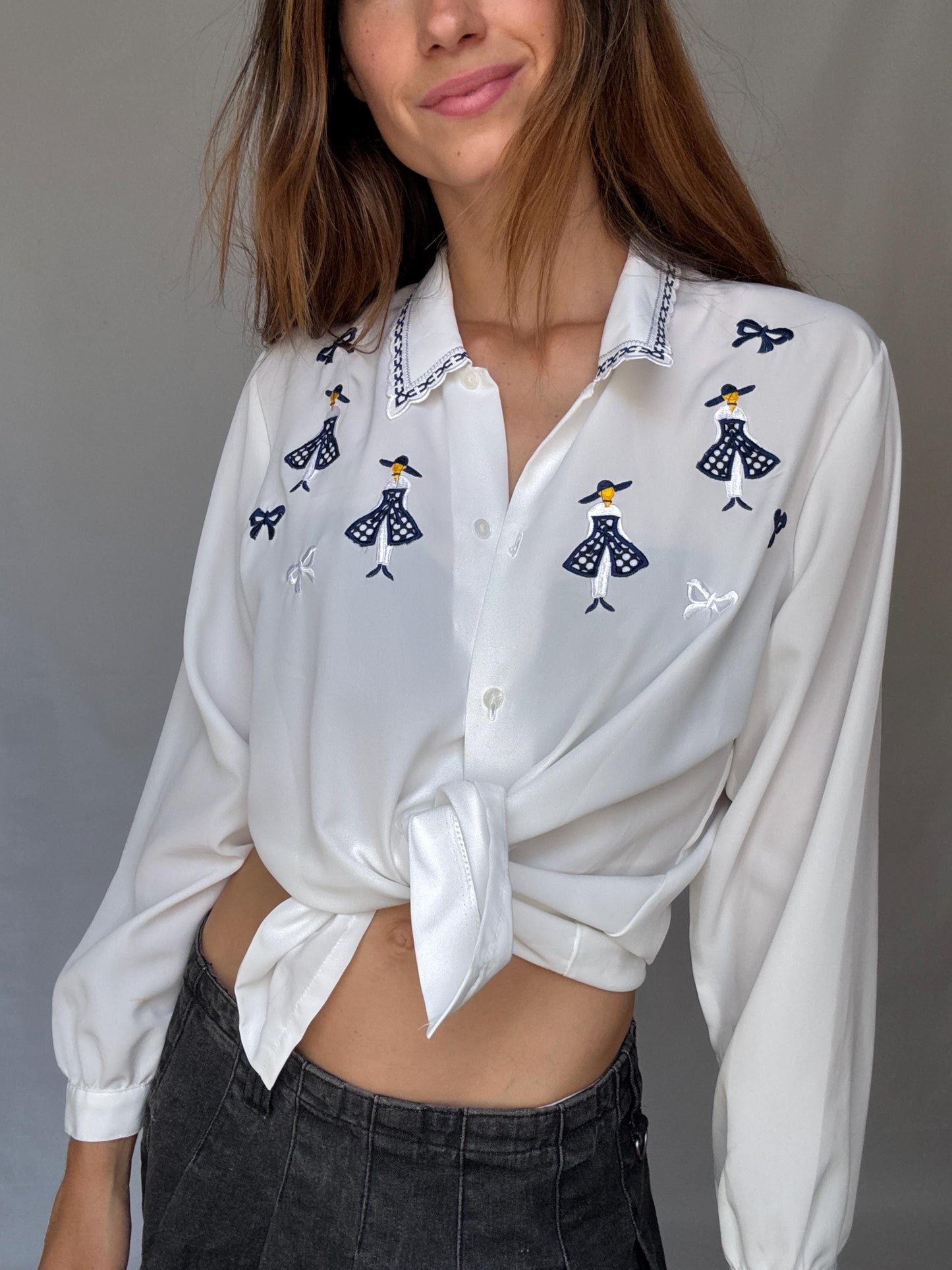 Vintage white embroidered blouse with navy bow and girl motif, shiny lightweight feel – schoolcore cottagecore US L