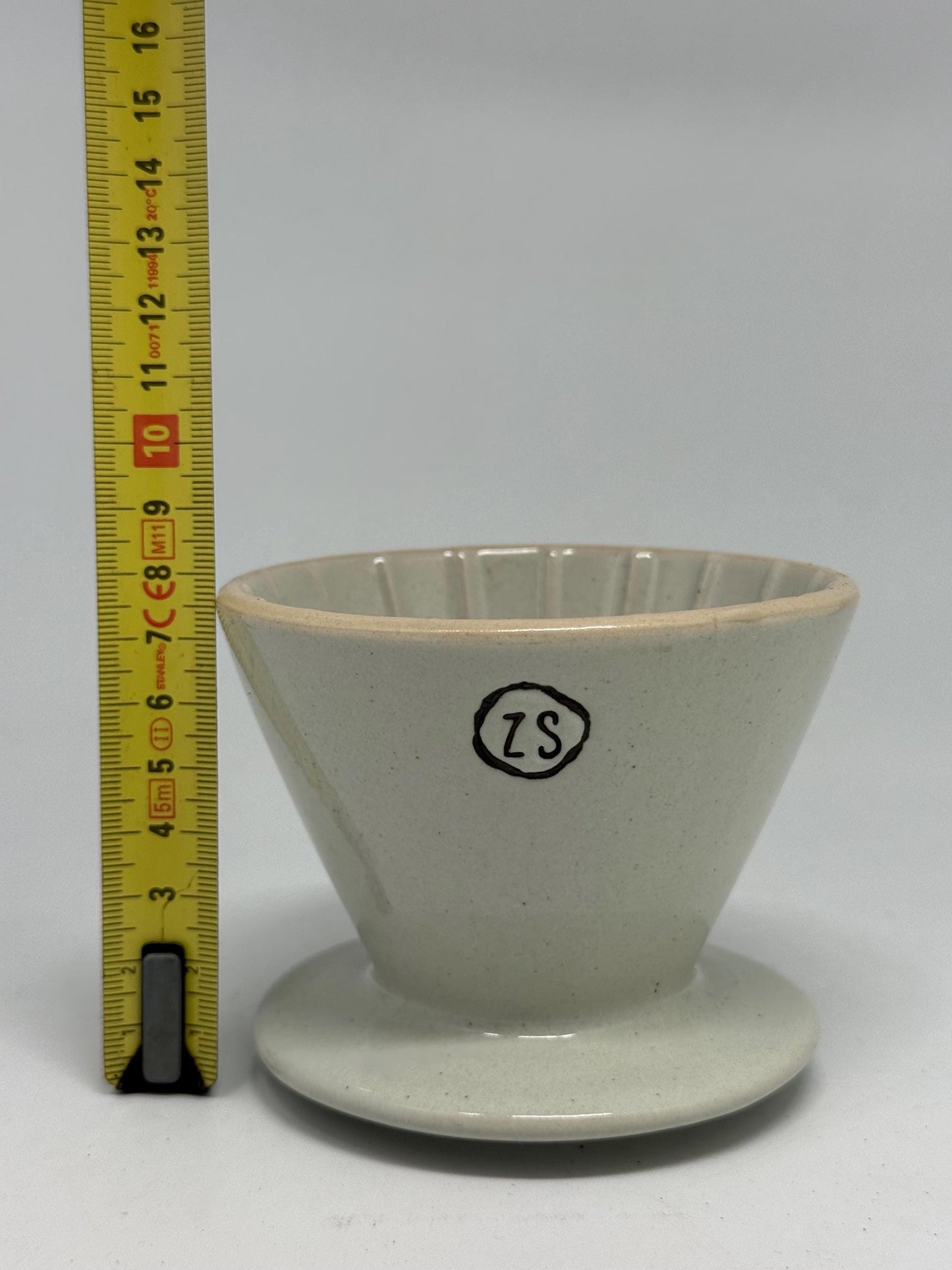 Ceramic pour-over coffee dripper – 250ml capacity – handmade look with ridged interior – beige stoneware – 10cm top – ZS stamped