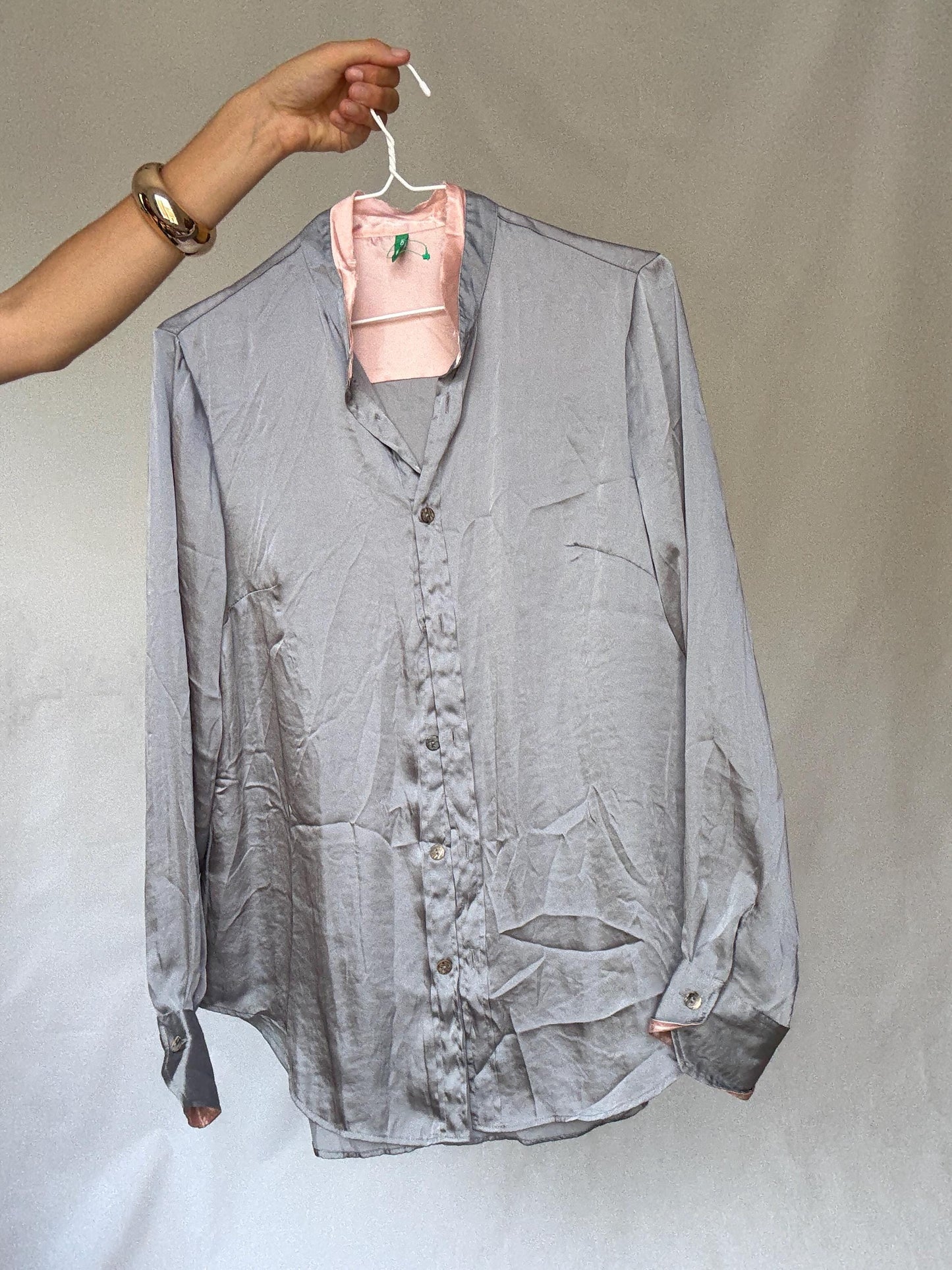 Chic United Colours of Benetton Blouse in Elegant Silver Gray with Comfortable Loose Fit Y2K Style, preppy style, comfy flowy blouse
