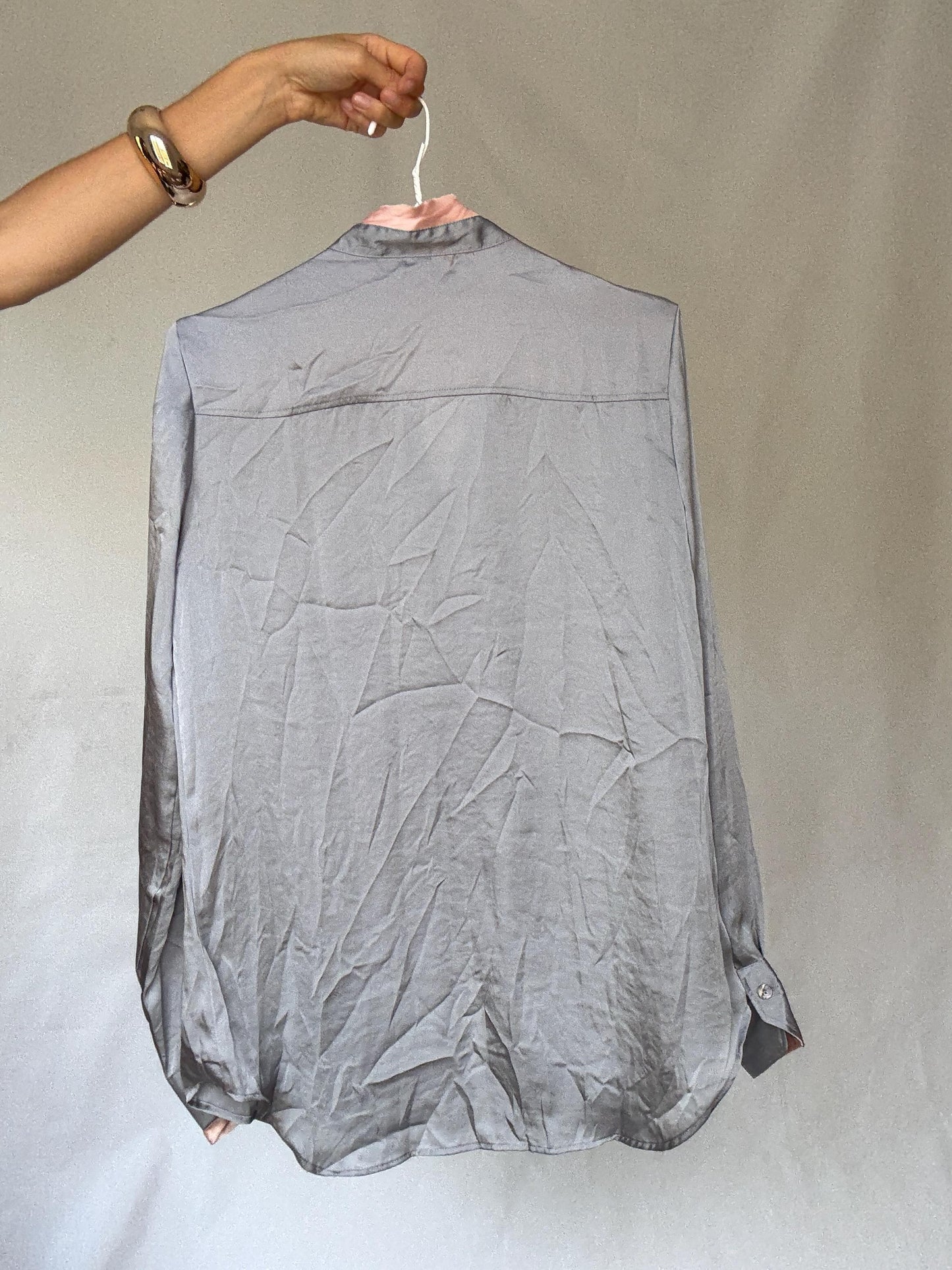 Chic United Colours of Benetton Blouse in Elegant Silver Gray with Comfortable Loose Fit Y2K Style, preppy style, comfy flowy blouse