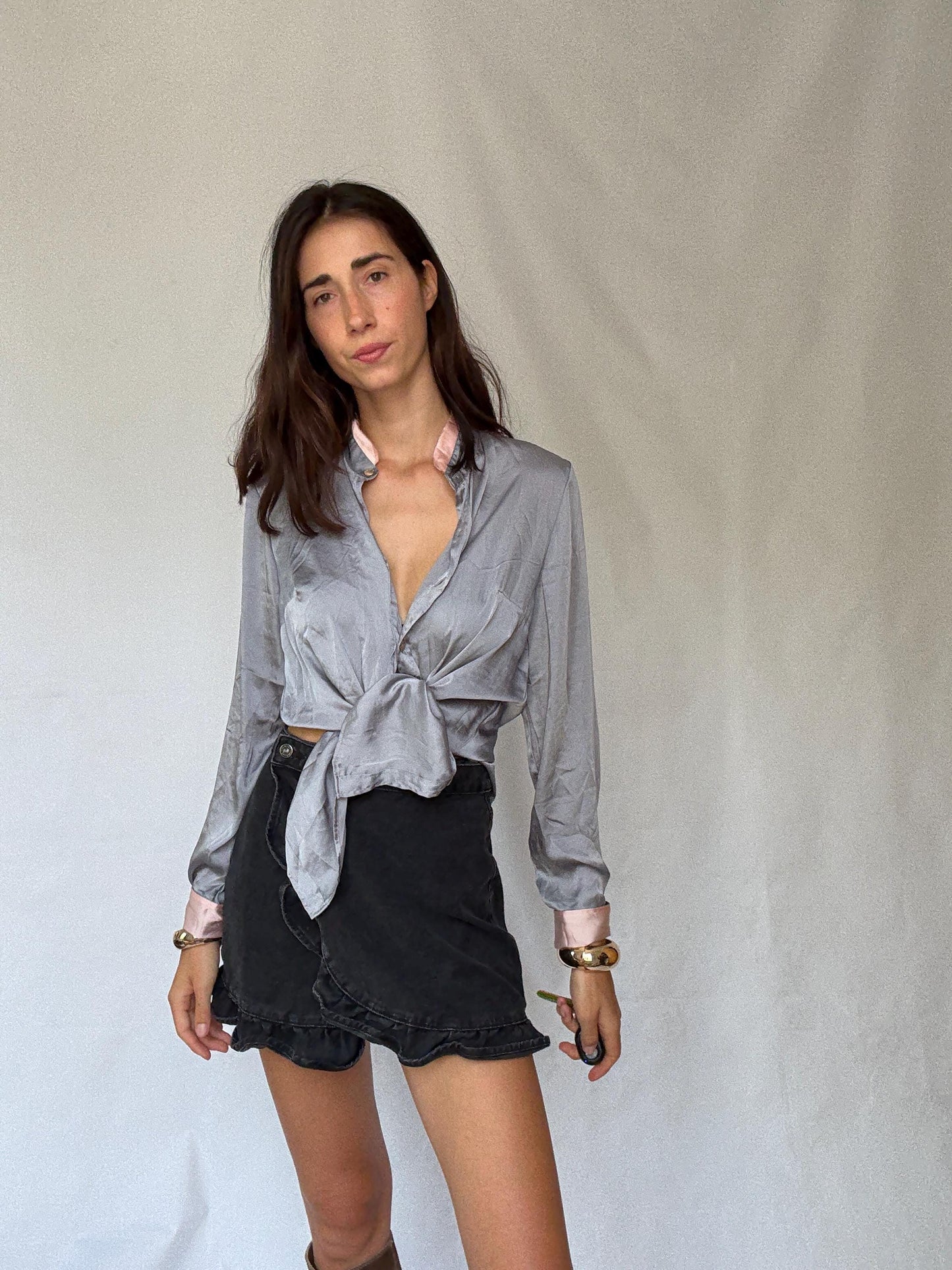 Chic United Colours of Benetton Blouse in Elegant Silver Gray with Comfortable Loose Fit Y2K Style, preppy style, comfy flowy blouse