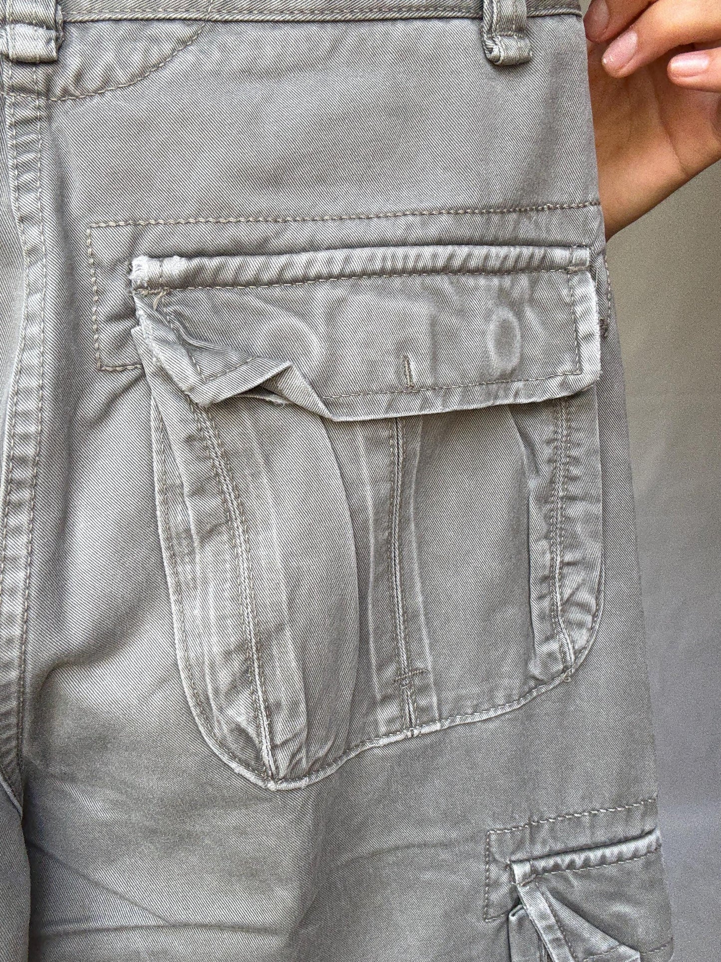 XDYE grey cargo pants, 100% cotton, relaxed fit, zipper closure, multiple pockets, casual streetwear, Kurt Cobain, US L, outdoor adventure