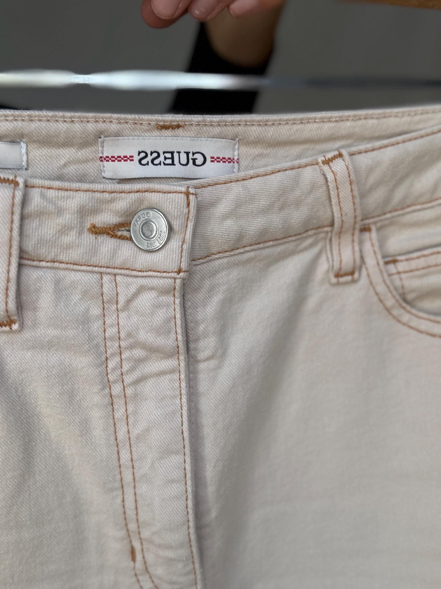 Vintage Guess off-white mom US size 2 fit, jeans with zipper fly – high rise tapered ankle fit, cotton feel, 90s minimal casual streetwear