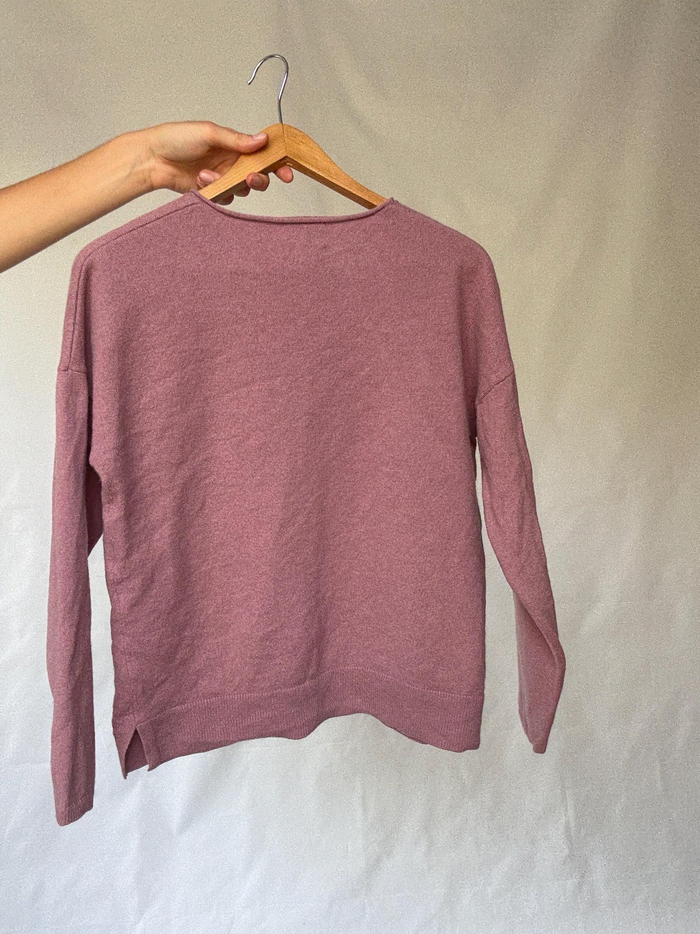 Massimo Dutti dusty pink jumper, wool cashmere blend feel, relaxed fit, ribbed cuffs and hem, minimalist chic, Size M, everyday comfort