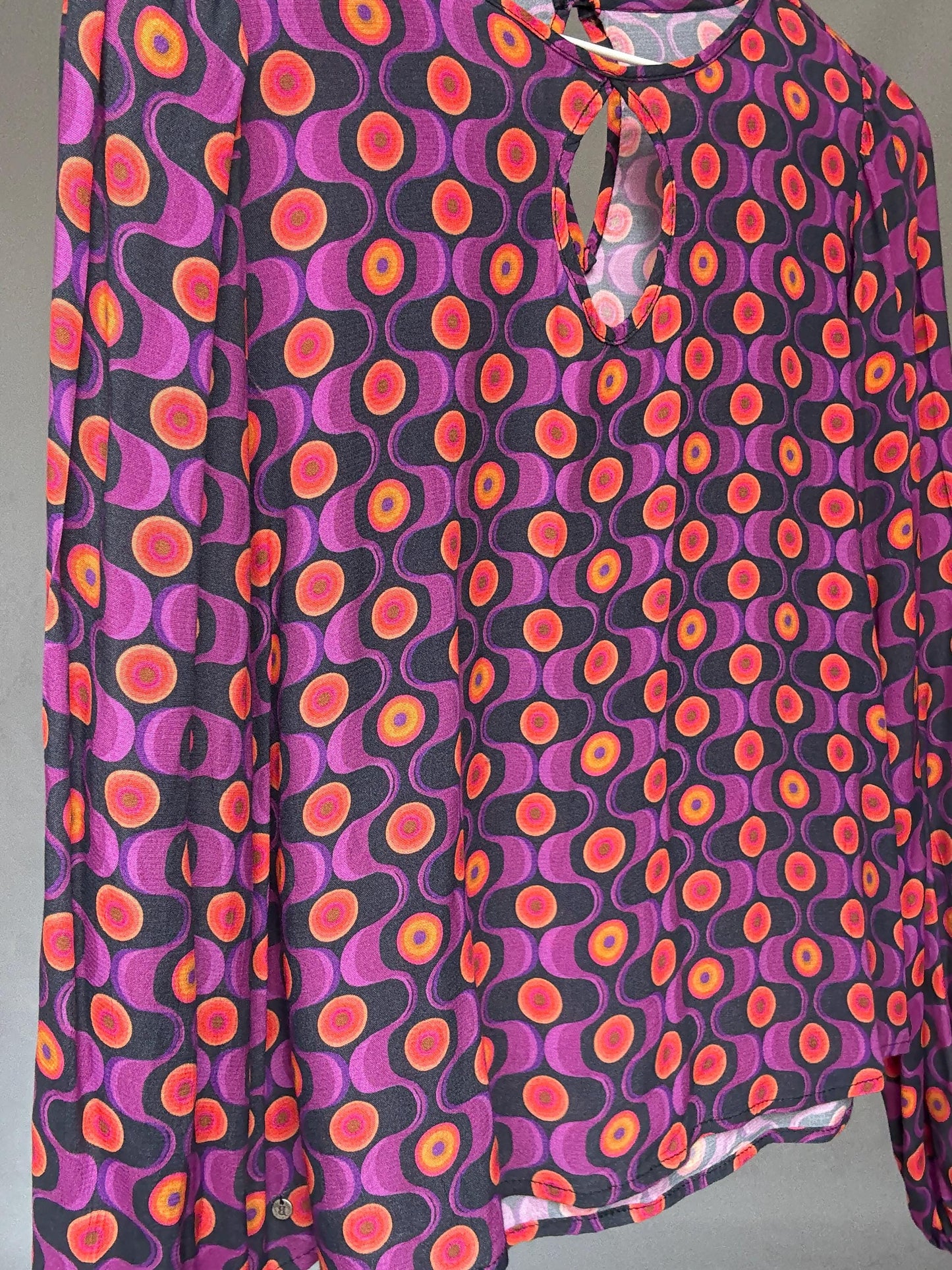 Vintage 70s style psychedelic print blouse with keyhole neckline – retro mod statement top size M