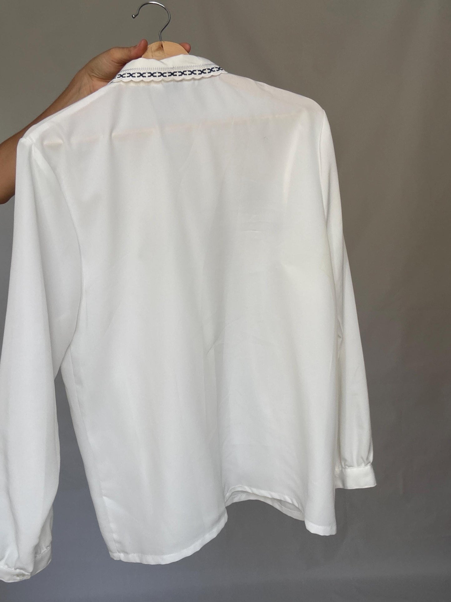 Vintage white embroidered blouse with navy bow and girl motif, shiny lightweight feel – schoolcore cottagecore US L