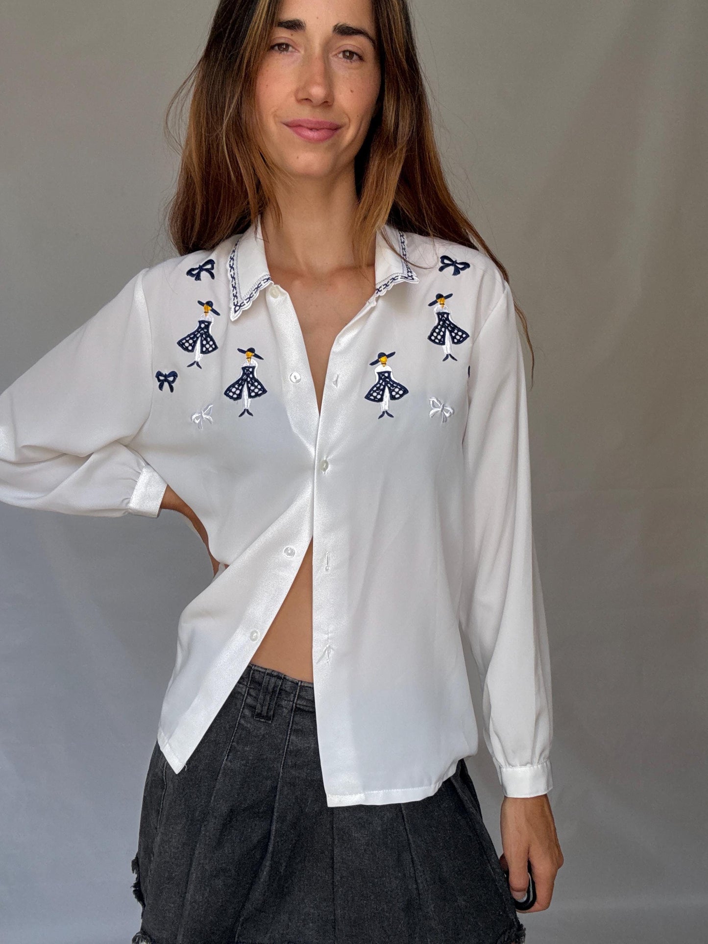 Vintage white embroidered blouse with navy bow and girl motif, shiny lightweight feel – schoolcore cottagecore US L