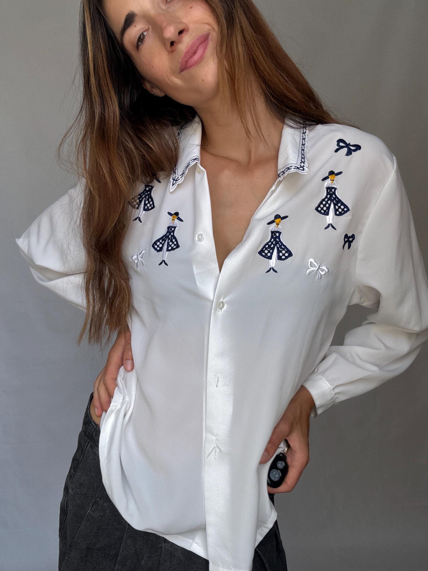 Vintage white embroidered blouse with navy bow and girl motif, shiny lightweight feel – schoolcore cottagecore US L