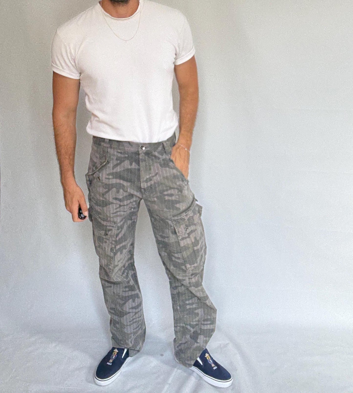 Vintage gray camo cargo pants, 100% cotton, relaxed fit, zipper closure, camouflage with pinstripe detail, streetwear, US L, outdoor casual