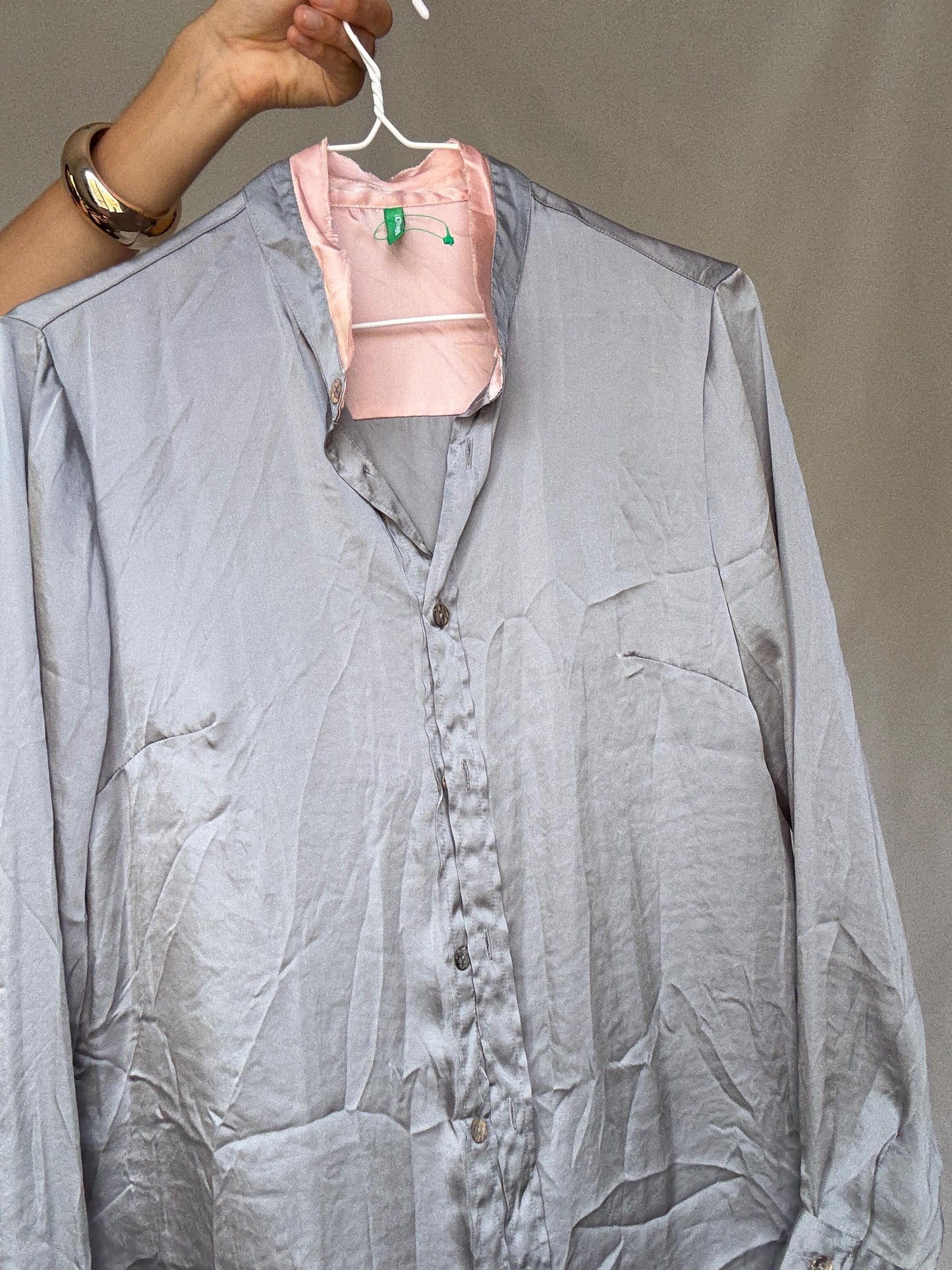Chic United Colours of Benetton Blouse in Elegant Silver Gray with Comfortable Loose Fit Y2K Style, preppy style, comfy flowy blouse