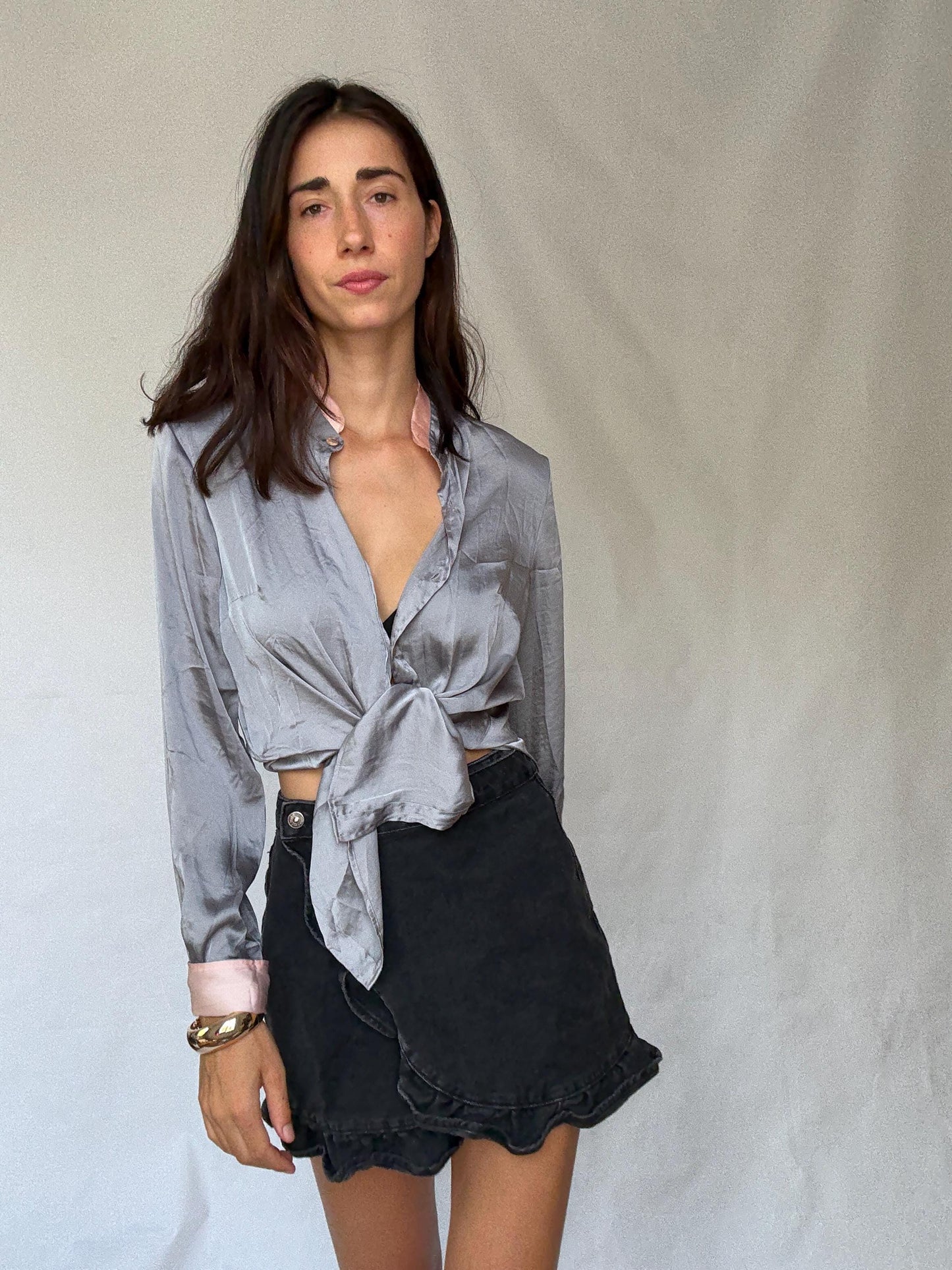 Chic United Colours of Benetton Blouse in Elegant Silver Gray with Comfortable Loose Fit Y2K Style, preppy style, comfy flowy blouse