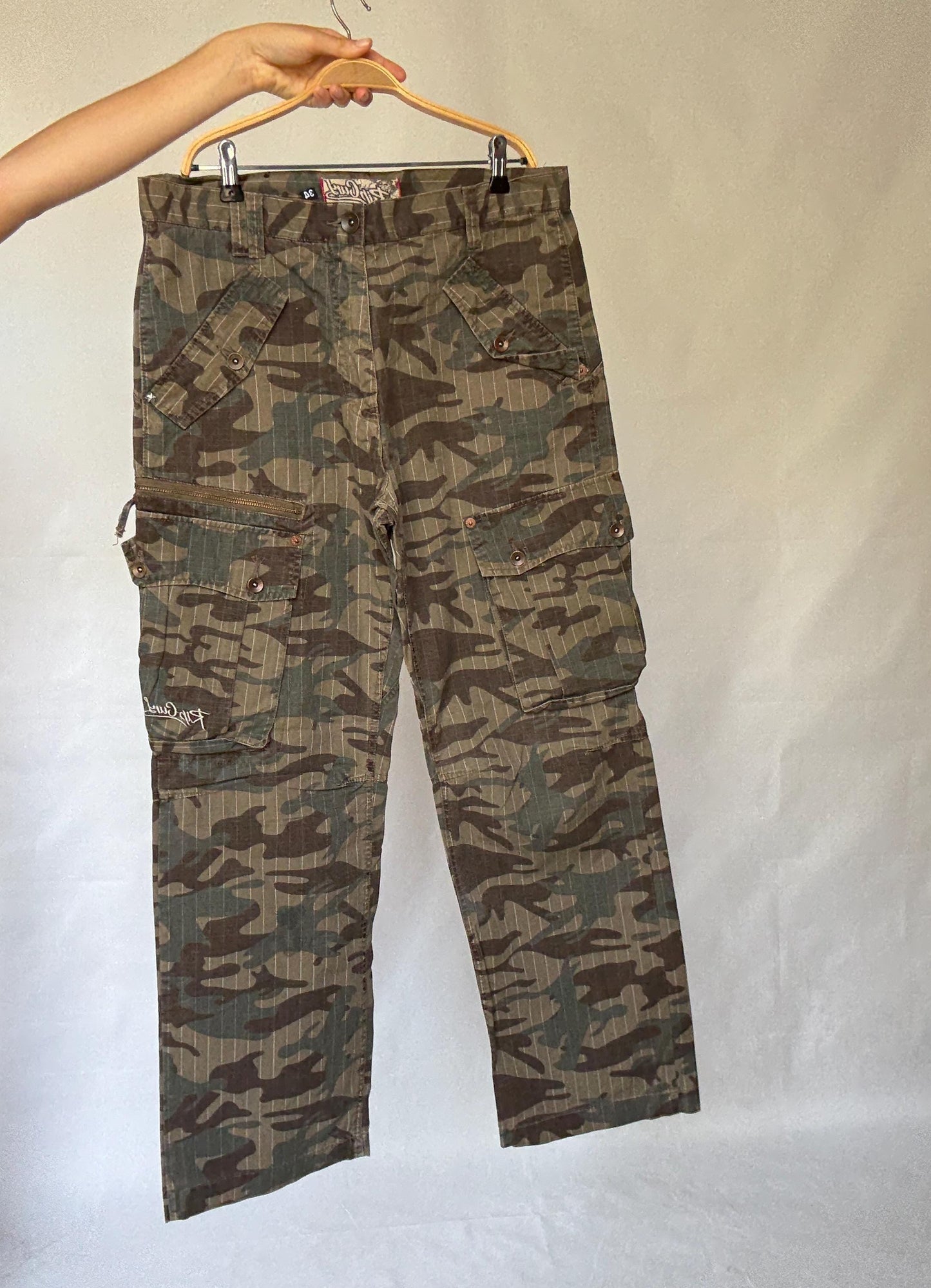 Ripcurl camo cargo pants, 100% cotton, straight leg fit, six, pocket design, y2k streetwear, US L, casual outdoor style