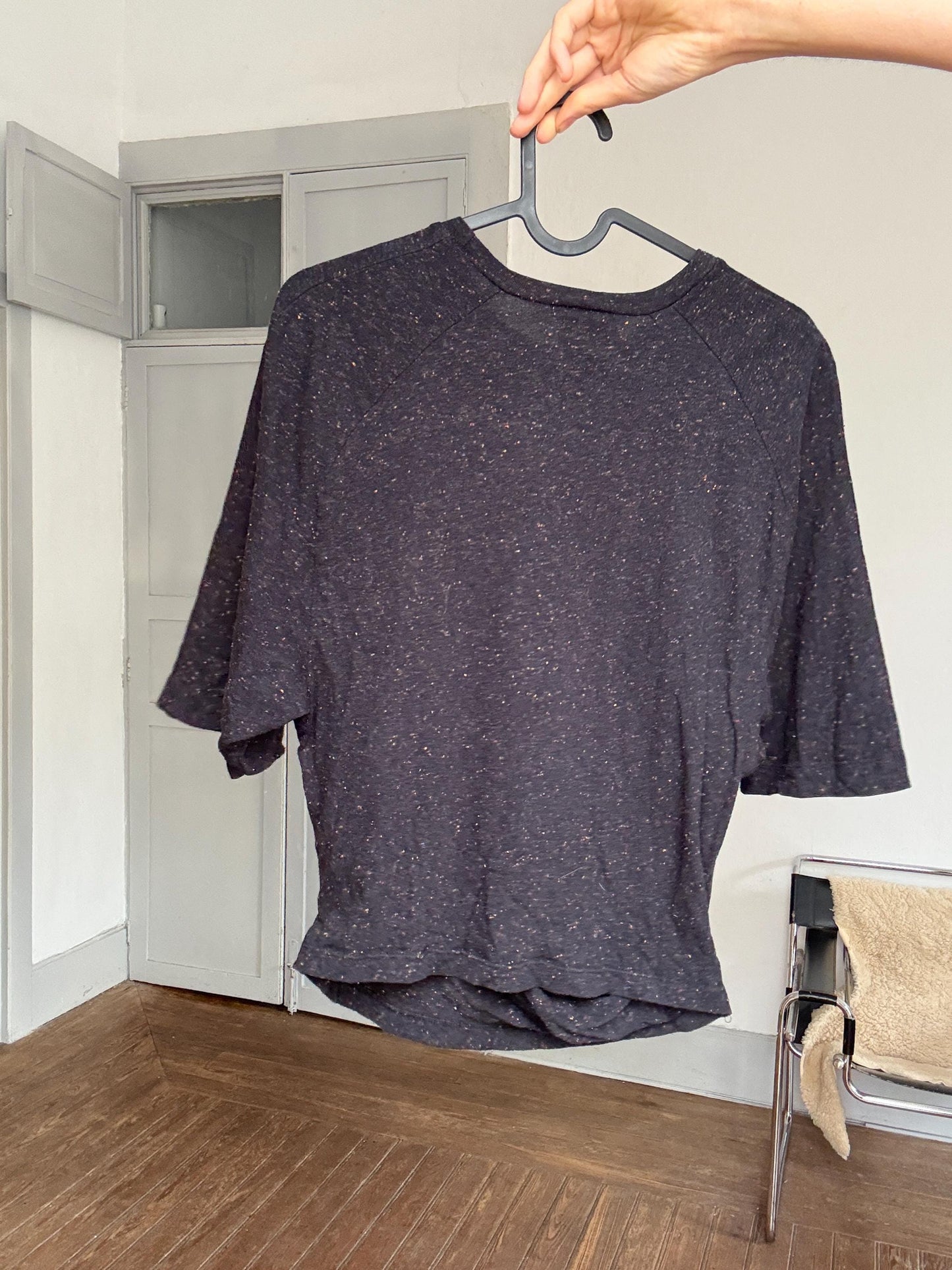 Black speckled cotton t-shirt, twist detail, casual streetwear, Rooney Mara vibe, US XS, daytime chic