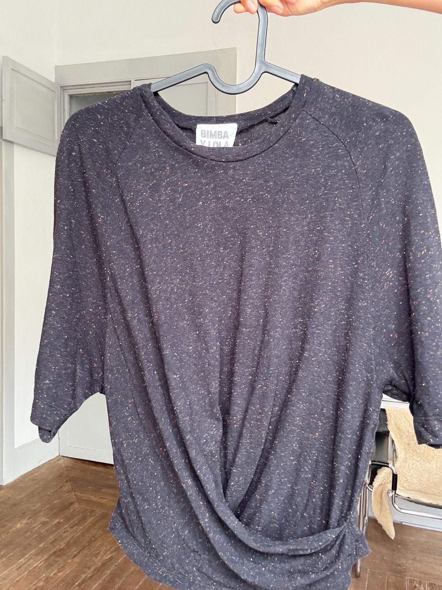 Black speckled cotton t-shirt, twist detail, casual streetwear, Rooney Mara vibe, US XS, daytime chic