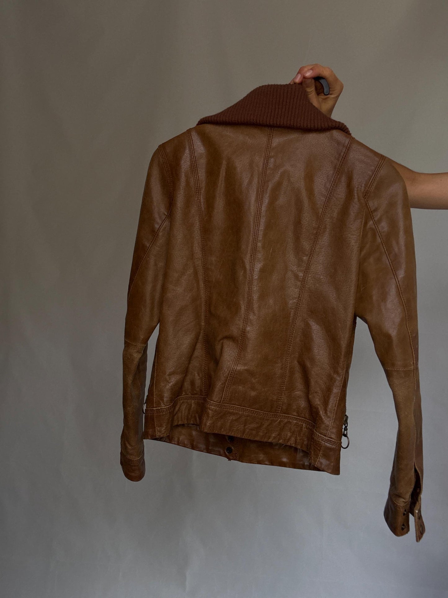 Vintage brown leather jacket, genuine leather, classic fit, front zipper, ribbed collar detail, streetwear Eddie Vedder vibe, US XS
